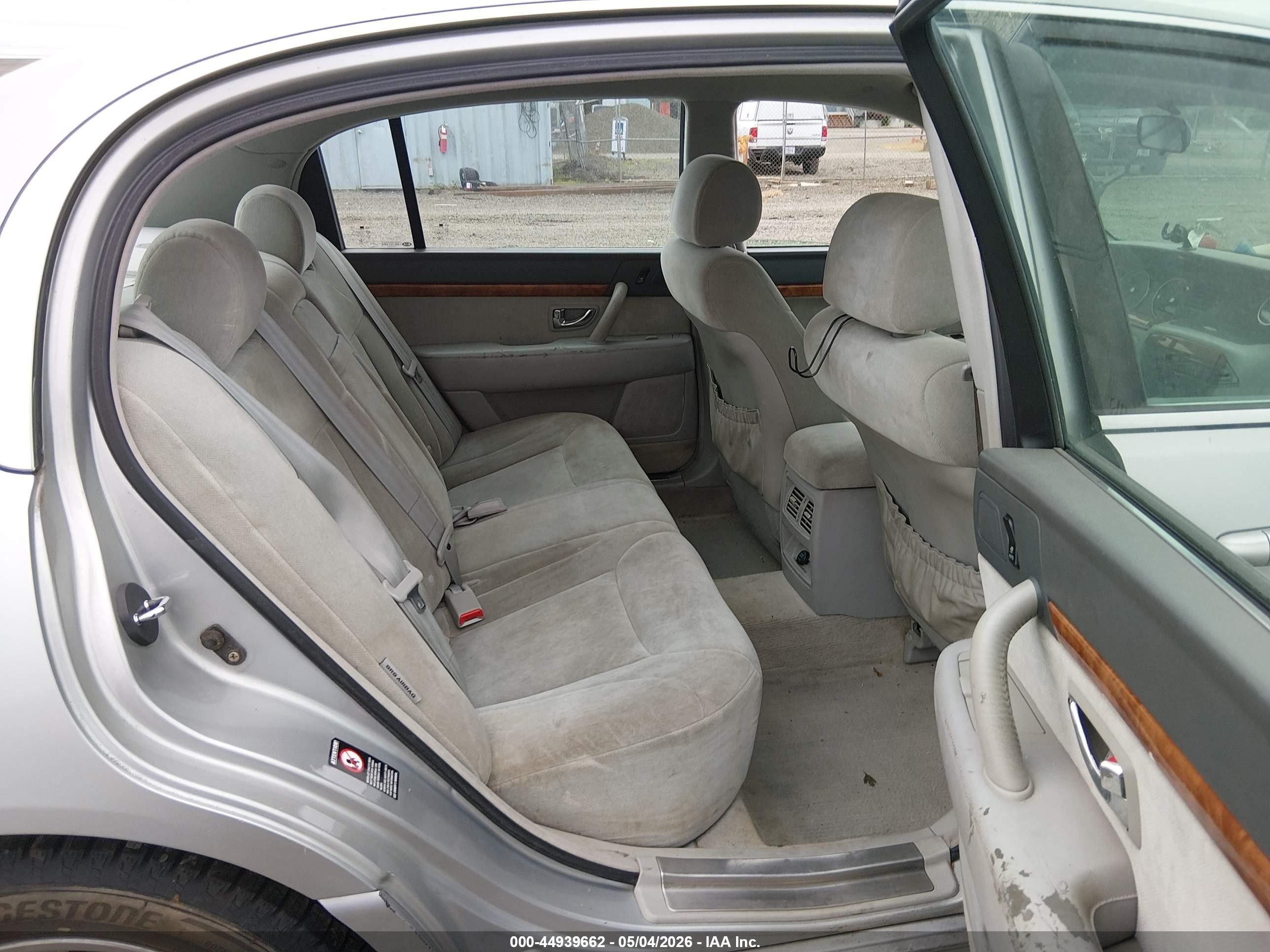 2004 Kia Amanti   Silver vin: KNALD124845023331