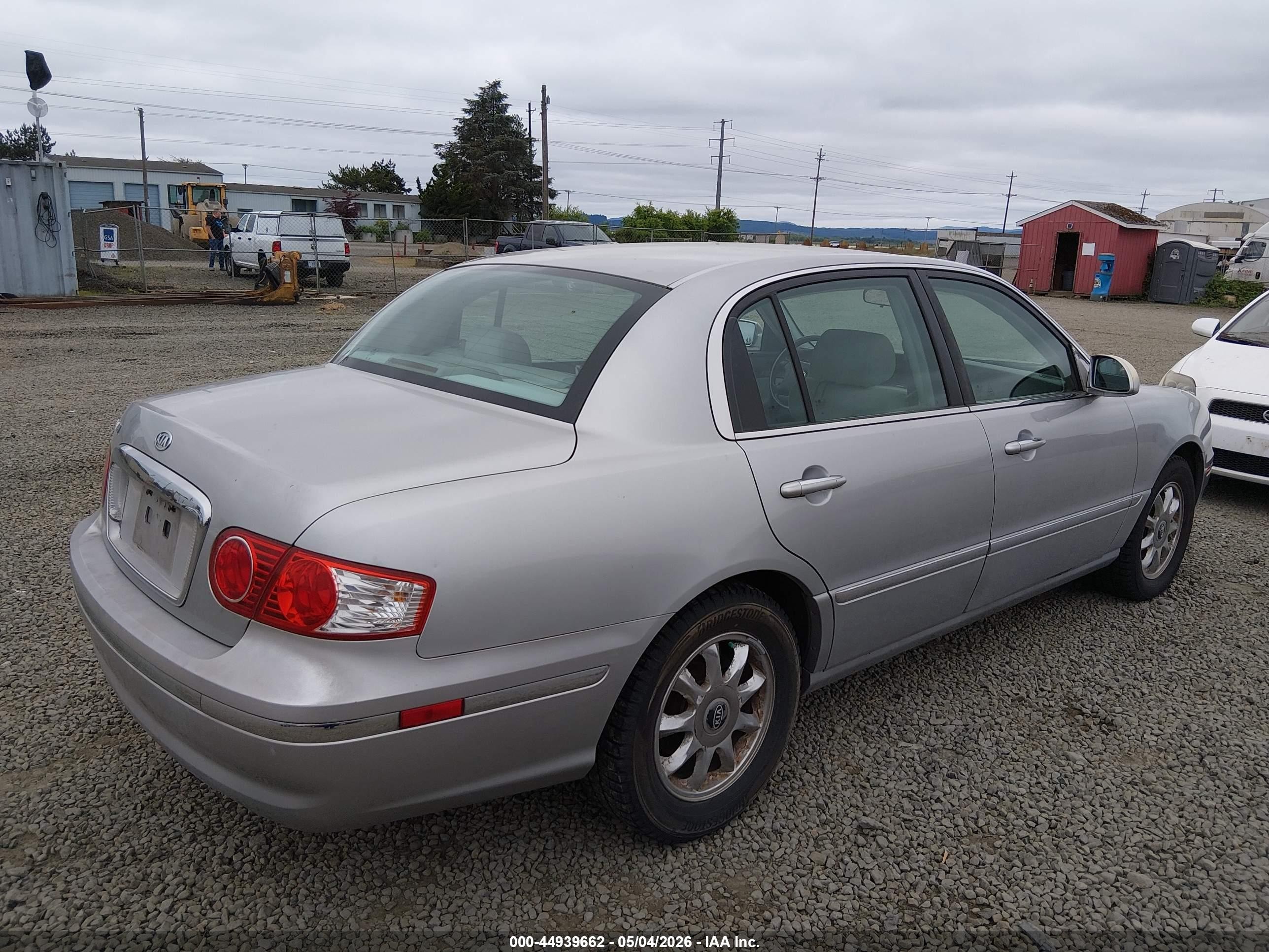 2004 Kia Amanti   Silver vin: KNALD124845023331