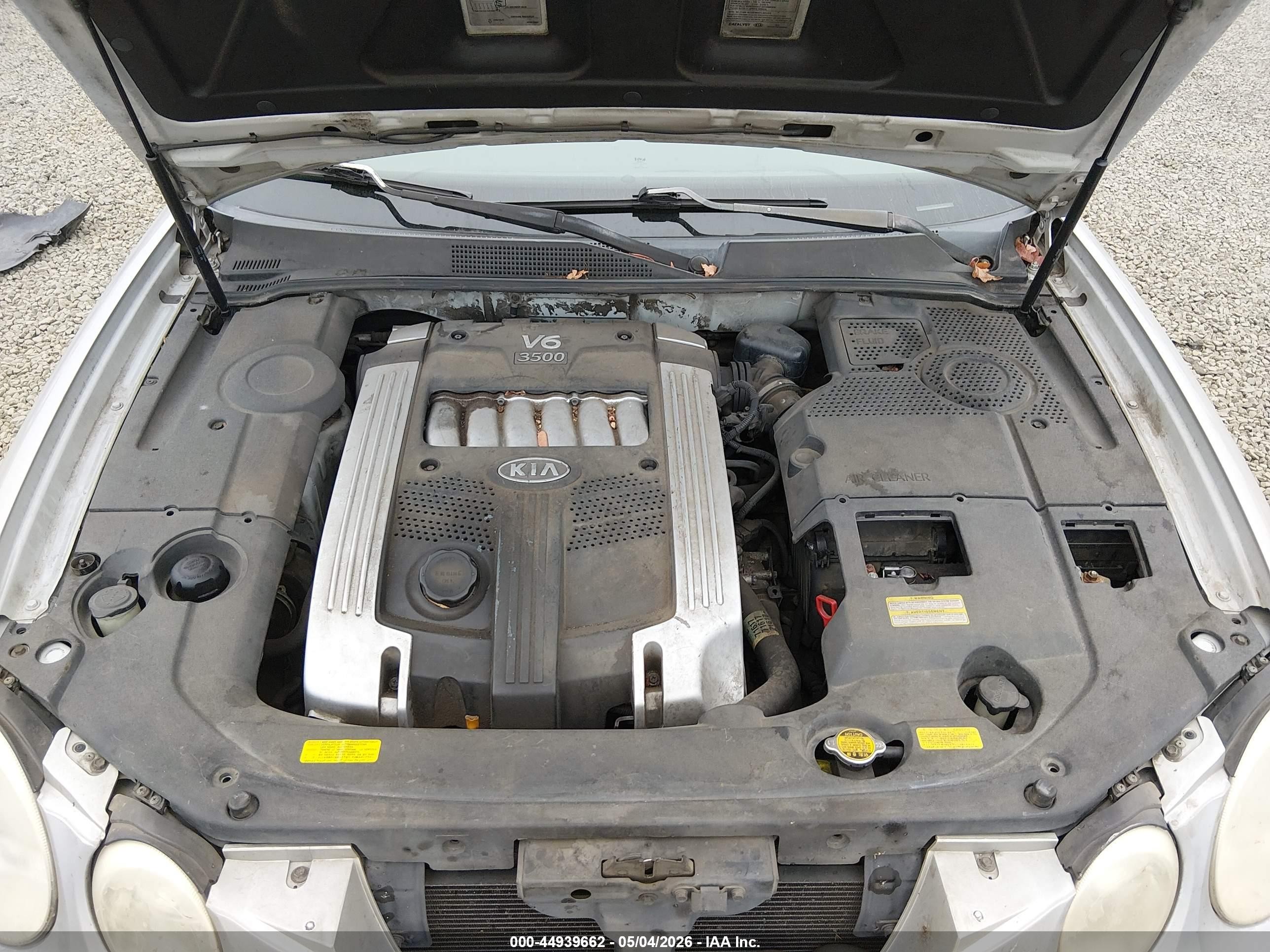 2004 Kia Amanti   Silver vin: KNALD124845023331