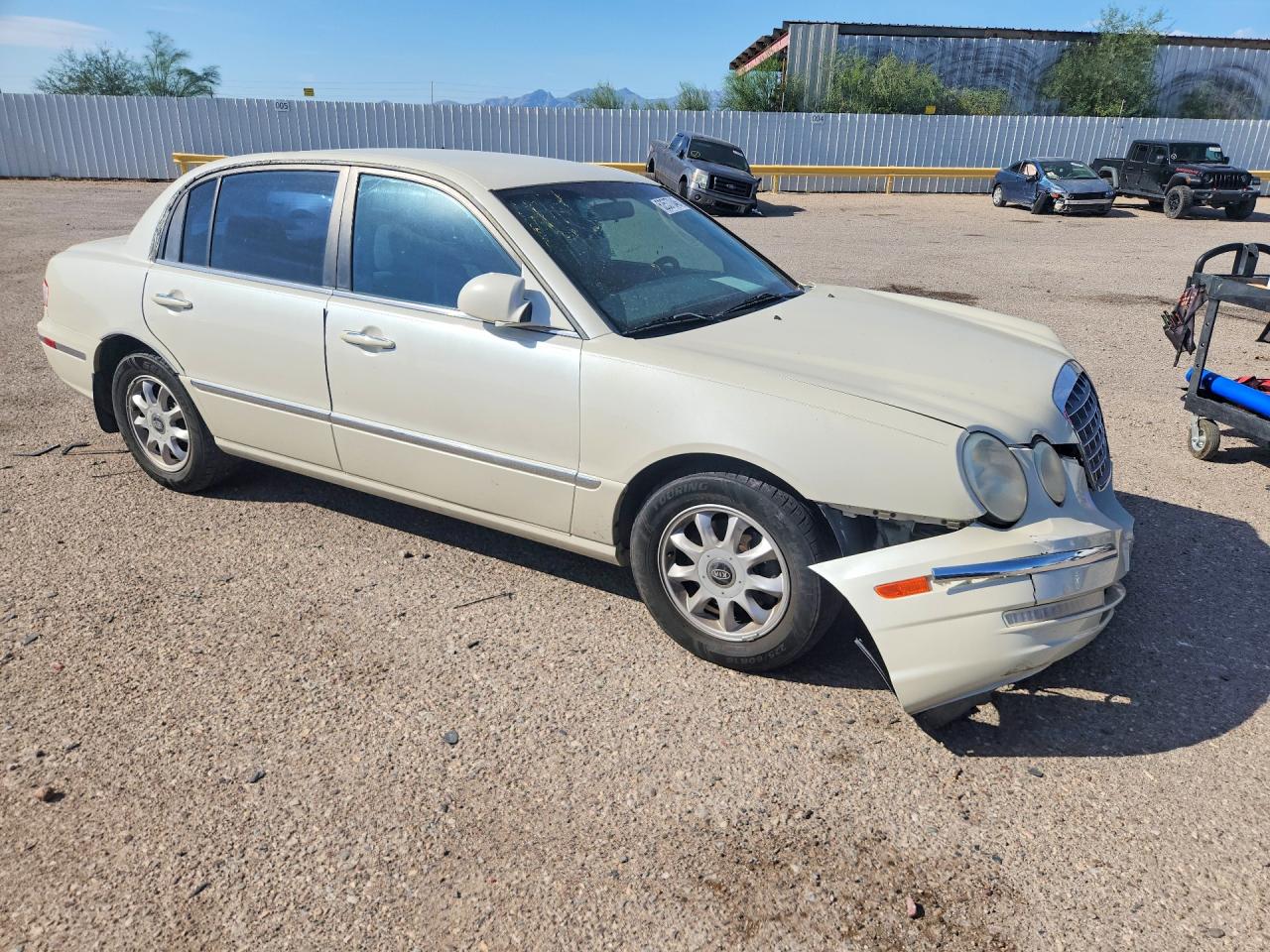 2005 Kia Amanti Base Beige vin: KNALD124855065726