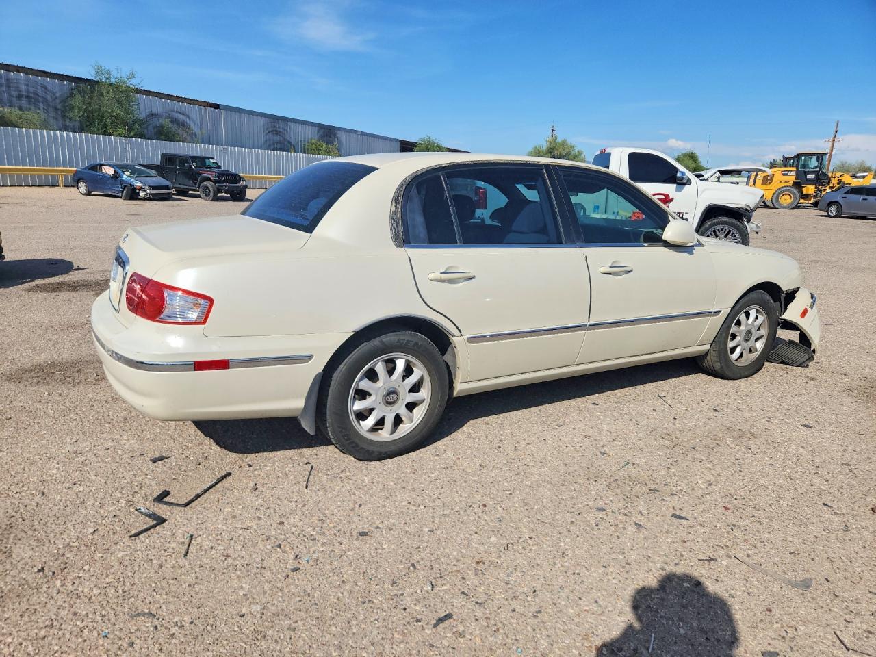 2005 Kia Amanti Base Beige vin: KNALD124855065726
