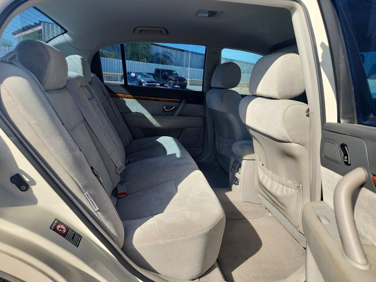 2005 Kia Amanti Base Beige vin: KNALD124855065726