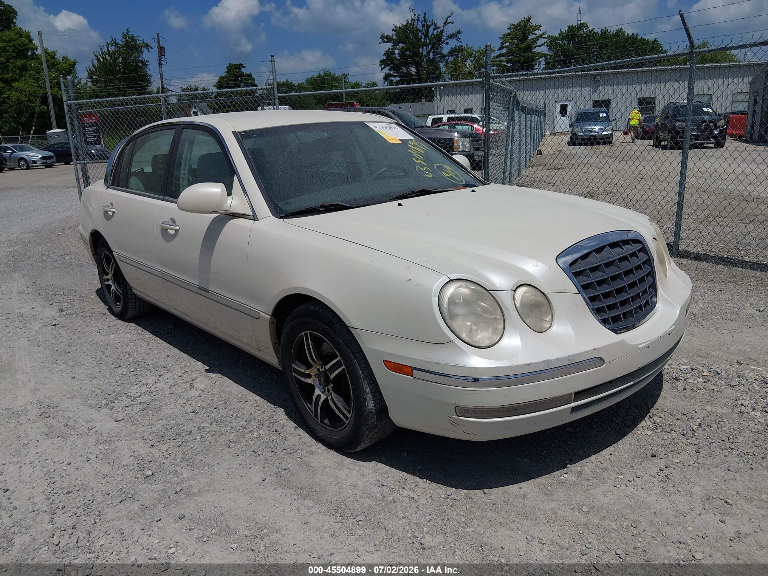 2005 Kia Amanti   White vin: KNALD124855067802
