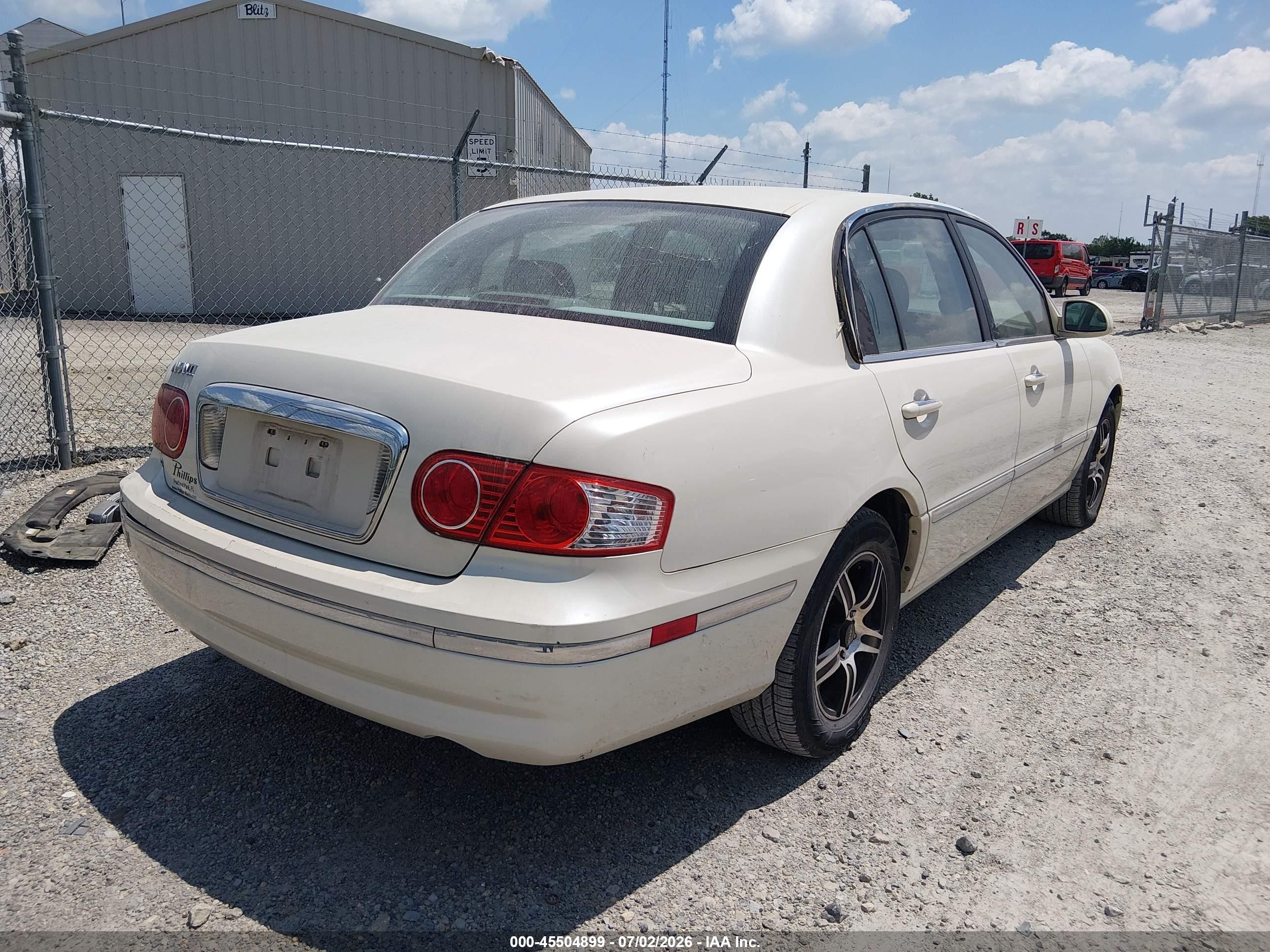 2005 Kia Amanti   White vin: KNALD124855067802