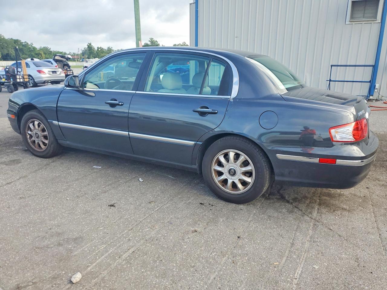 2005 Kia Amanti Base Gray vin: KNALD124955080493