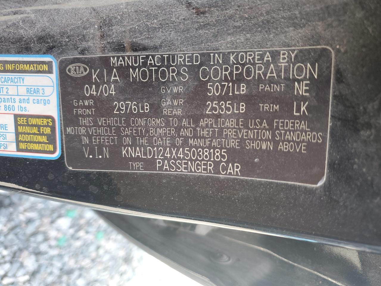 2004 Kia Amanti Base Black vin: KNALD124X45038185