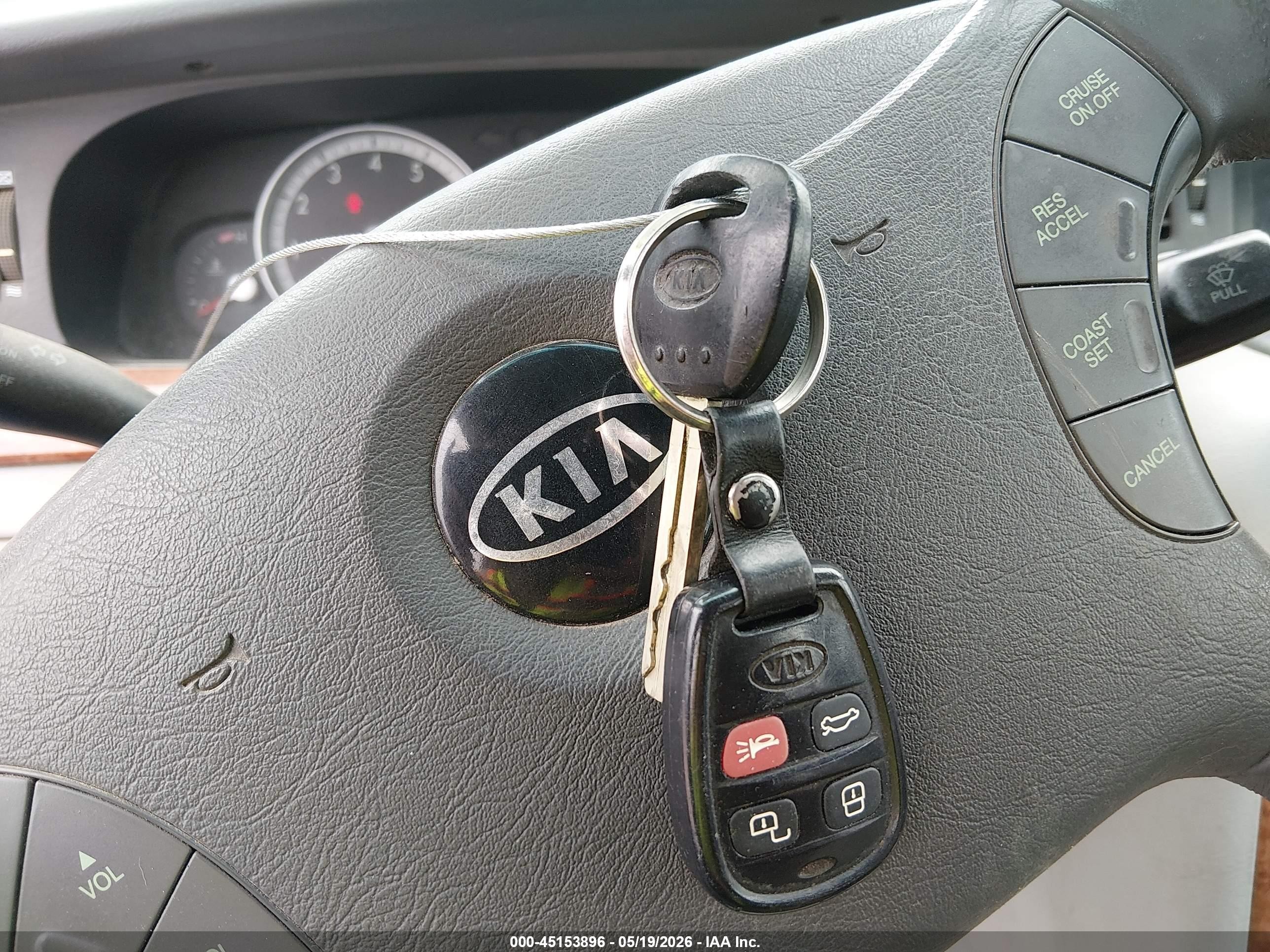 2005 Kia Amanti   Gray vin: KNALD124X55071771