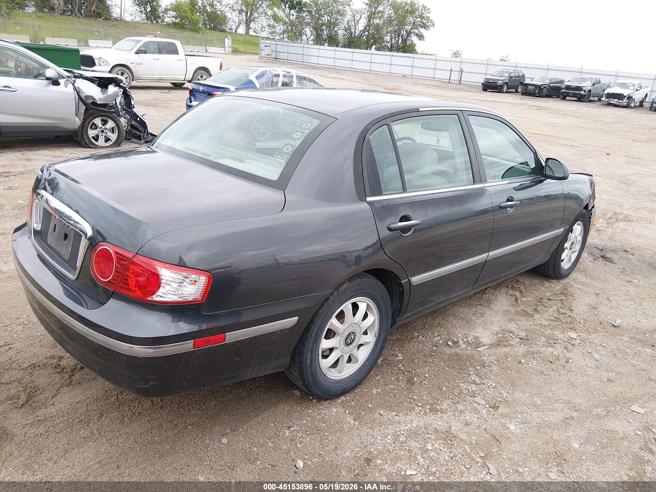 2005 Kia Amanti   Gray vin: KNALD124X55071771