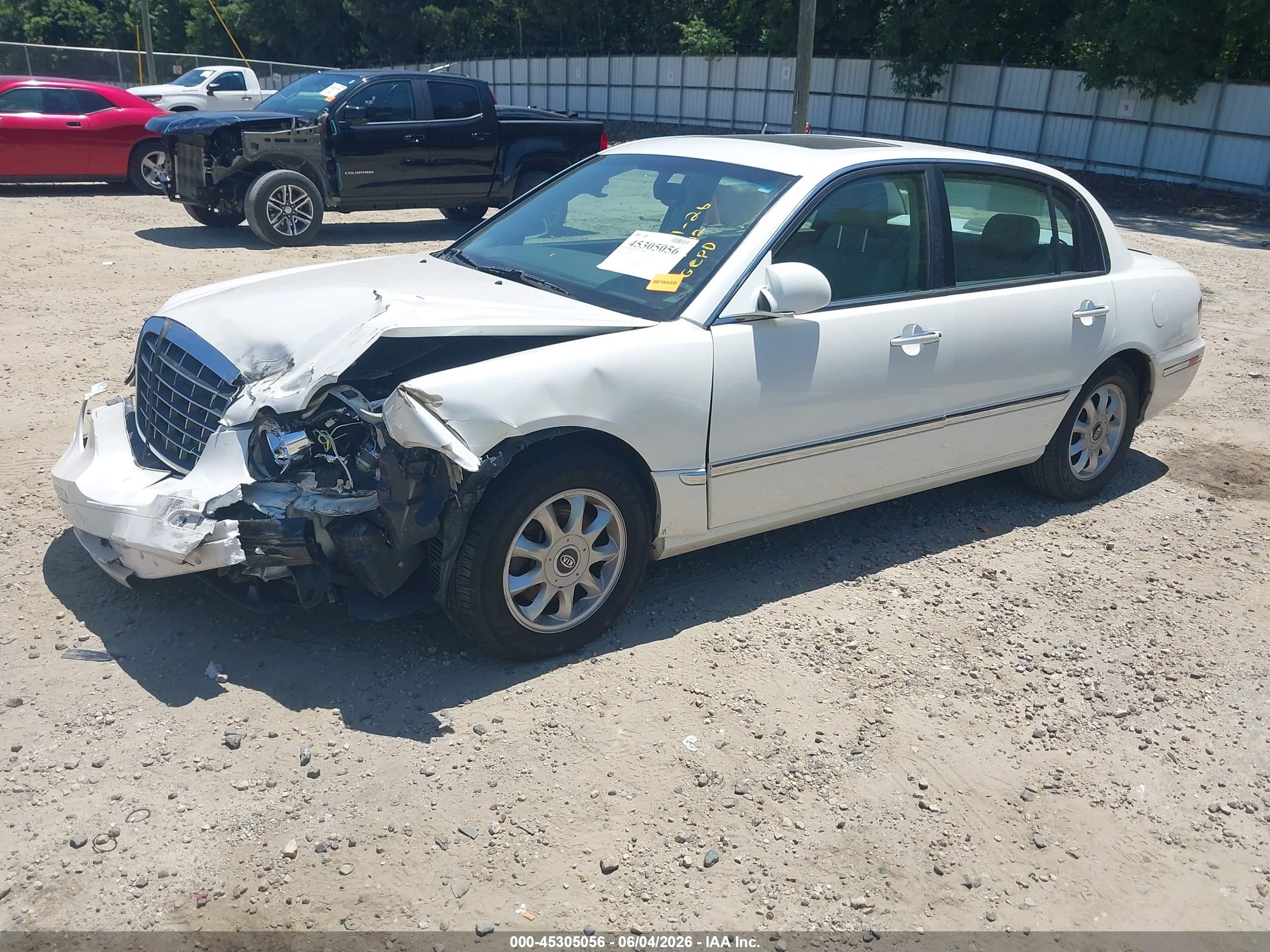 2006 Kia Amanti   White vin: KNALD124X65091942