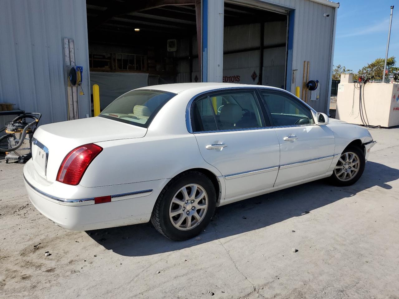 2007 Kia Amanti White vin: KNALD125075137465
