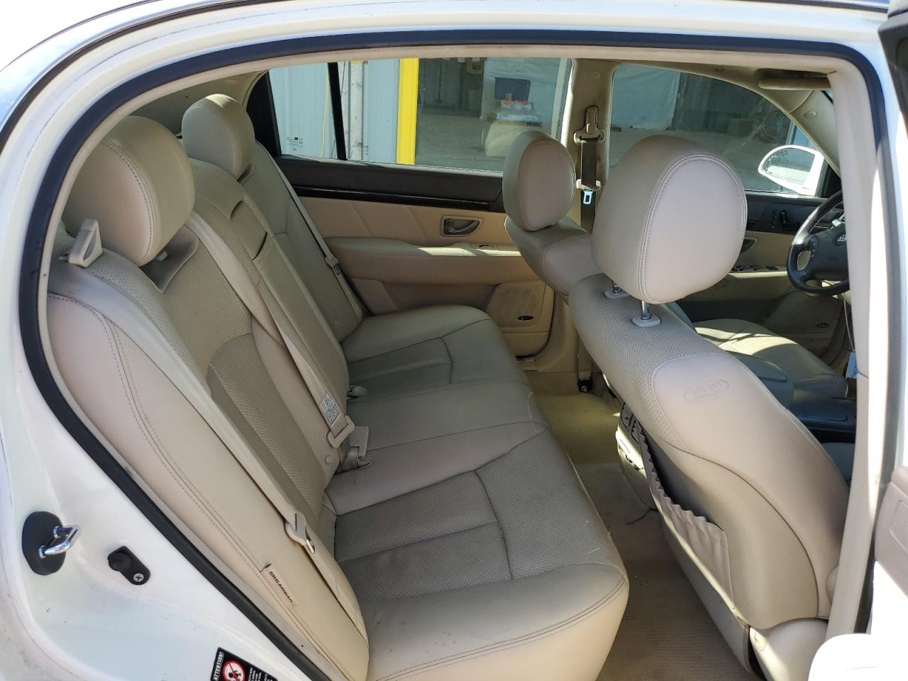 2007 Kia Amanti White vin: KNALD125075137465