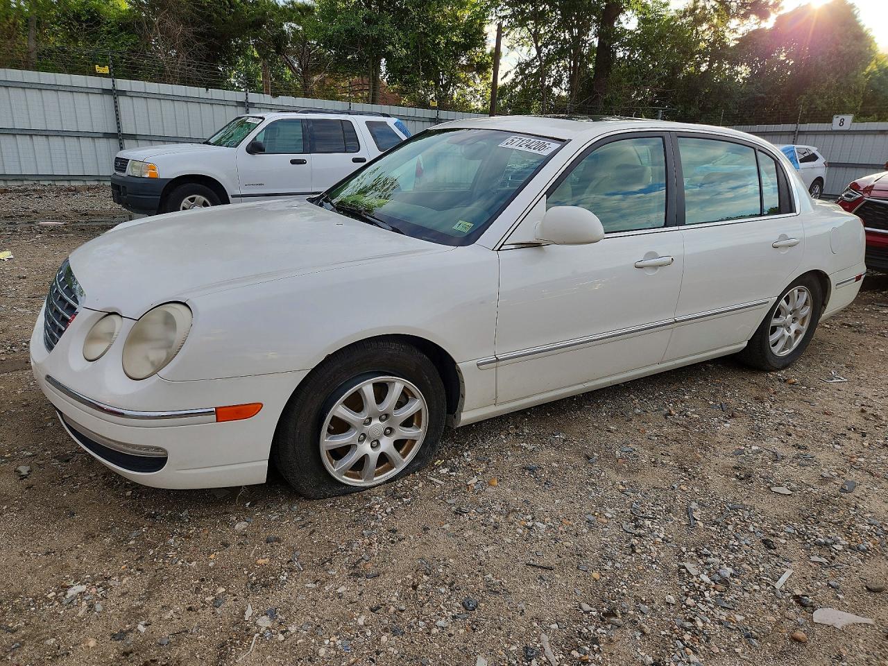 2007 Kia Amanti Base White vin: KNALD125375139002