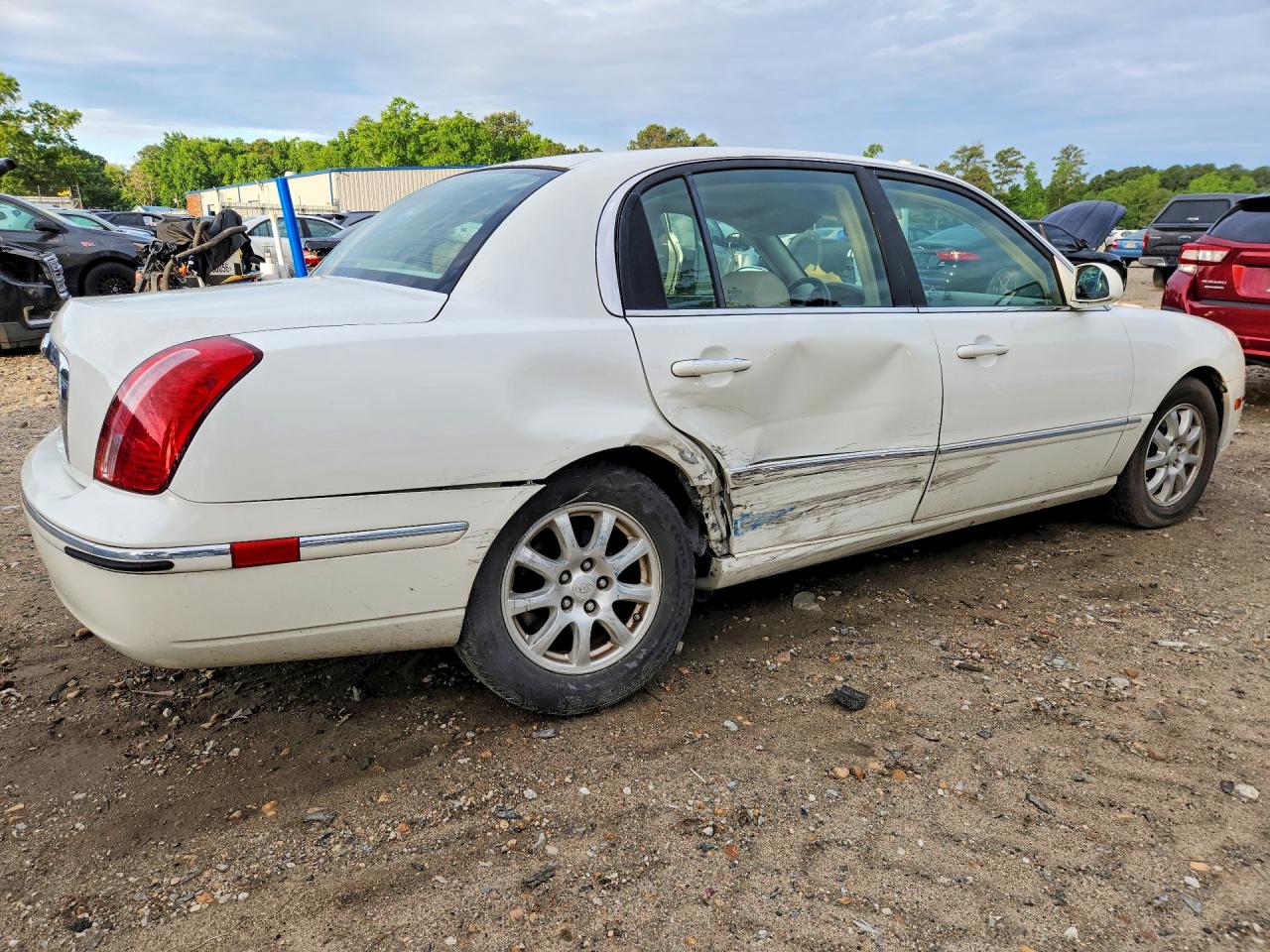 2007 Kia Amanti Base White vin: KNALD125375139002