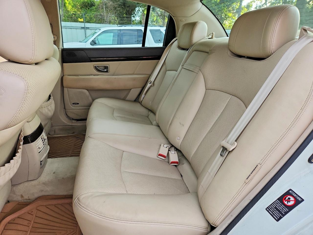 2007 Kia Amanti Base White vin: KNALD125375139002