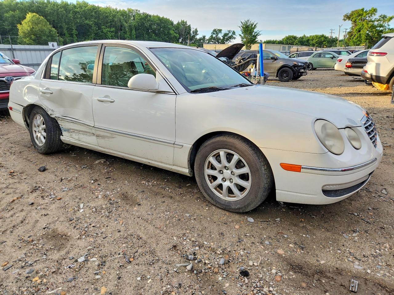 2007 Kia Amanti Base White vin: KNALD125375139002