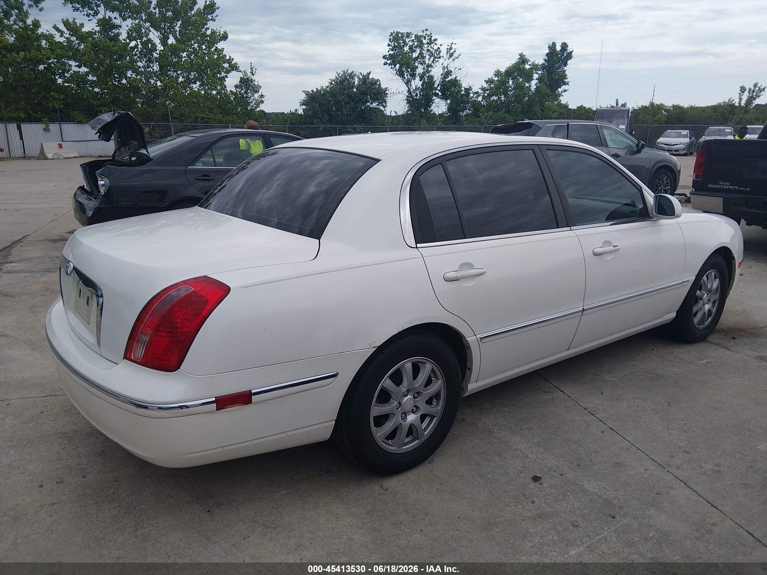 2007 Kia Amanti   White vin: KNALD125675137809