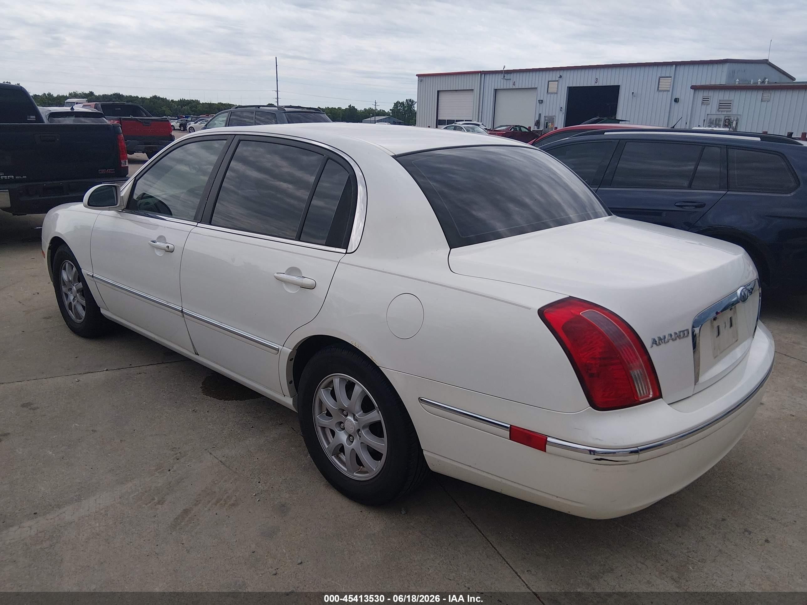 2007 Kia Amanti   White vin: KNALD125675137809