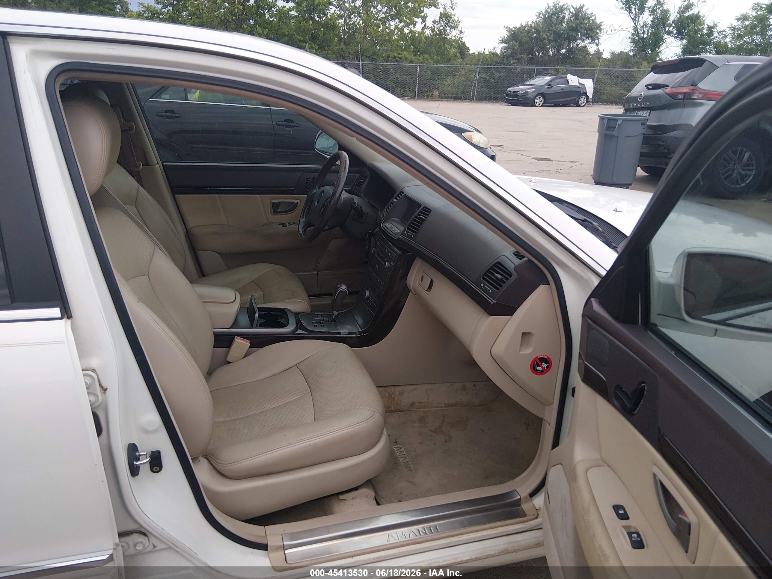 2007 Kia Amanti   White vin: KNALD125675137809