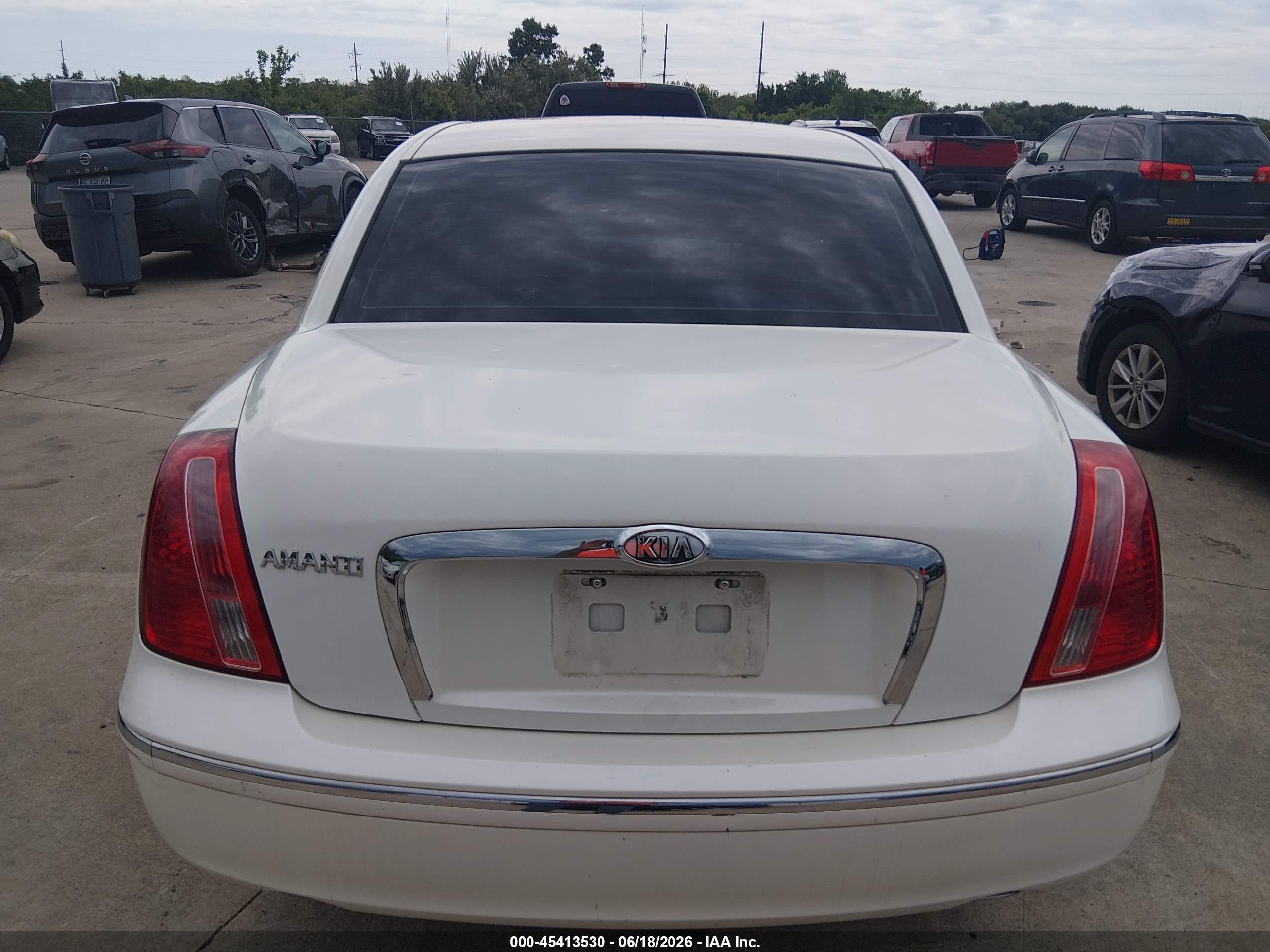2007 Kia Amanti   White vin: KNALD125675137809