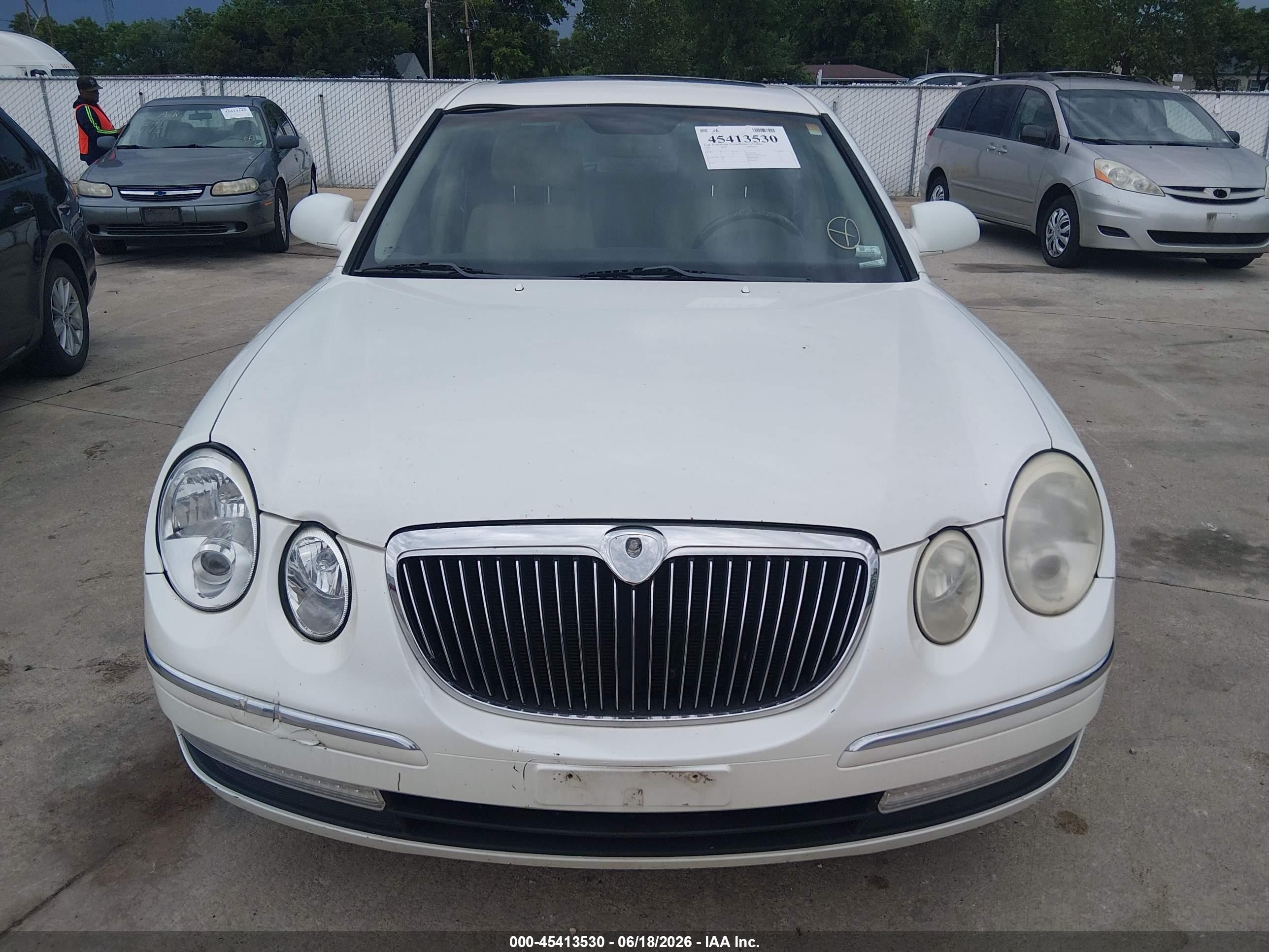 2007 Kia Amanti   White vin: KNALD125675137809