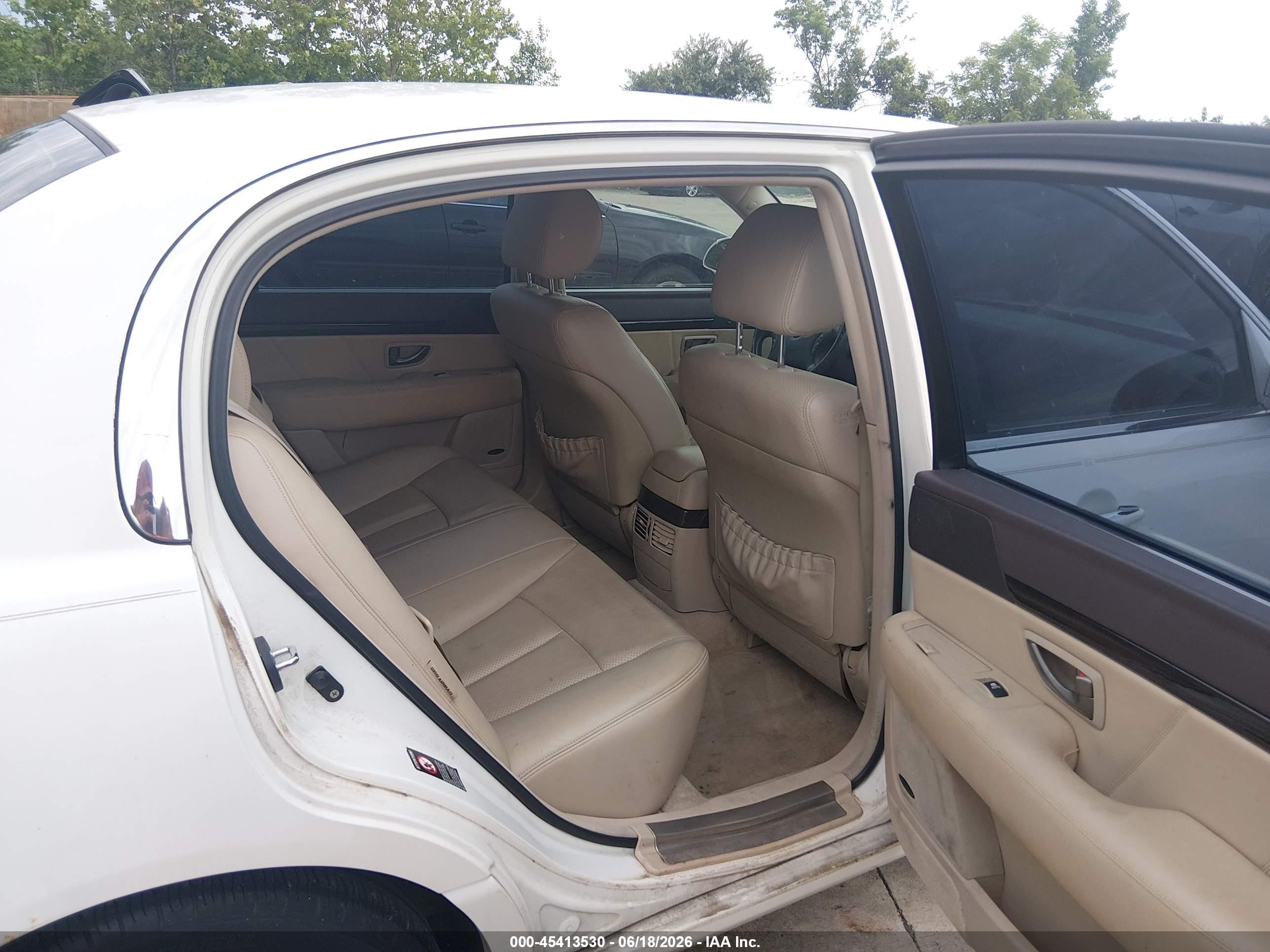 2007 Kia Amanti   White vin: KNALD125675137809