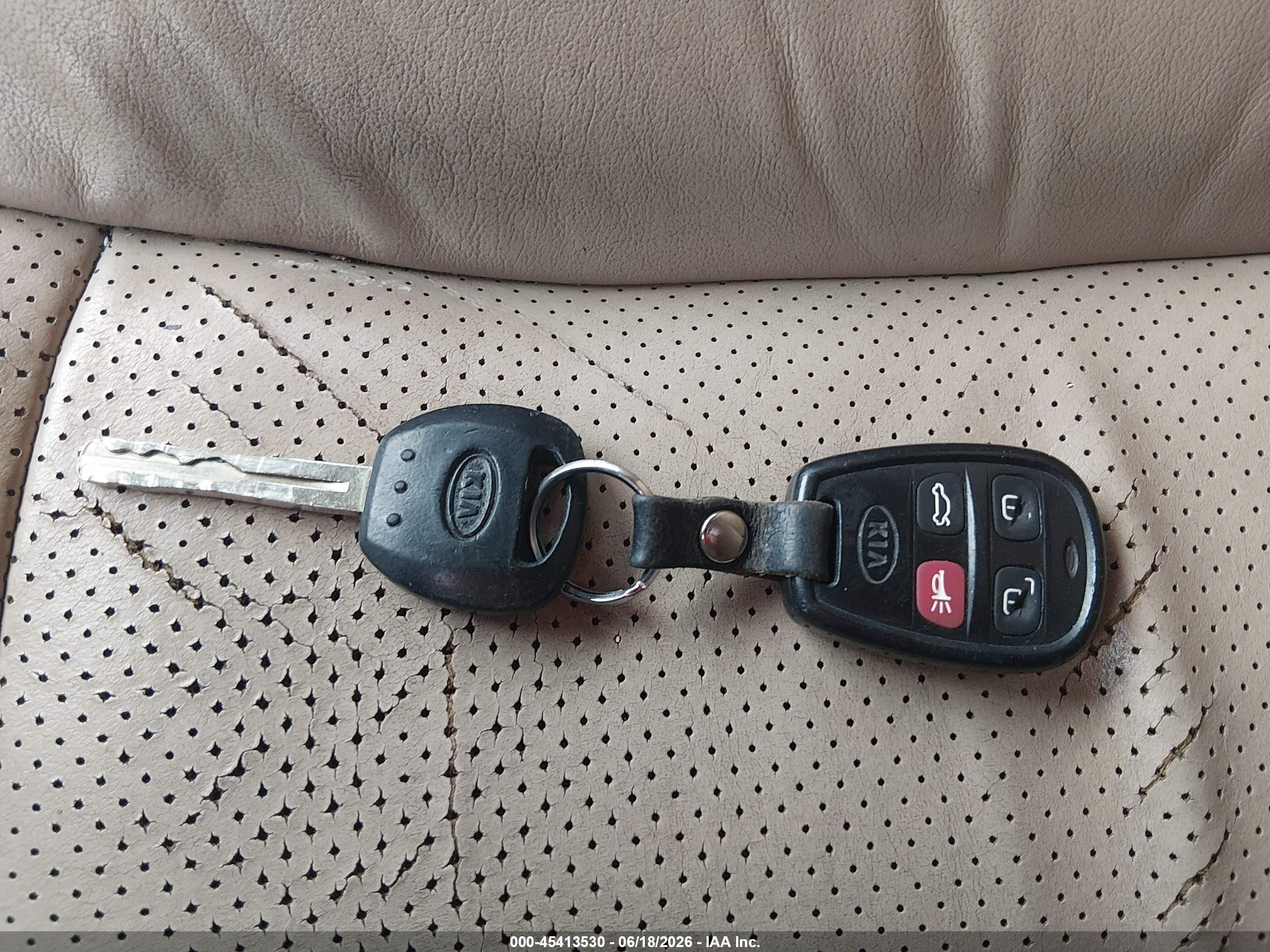 2007 Kia Amanti   White vin: KNALD125675137809