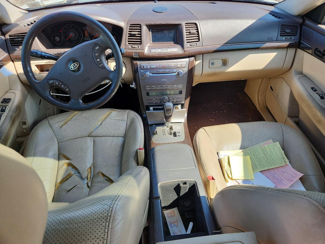 2008 Kia Amanti Base White vin: KNALD125785160842