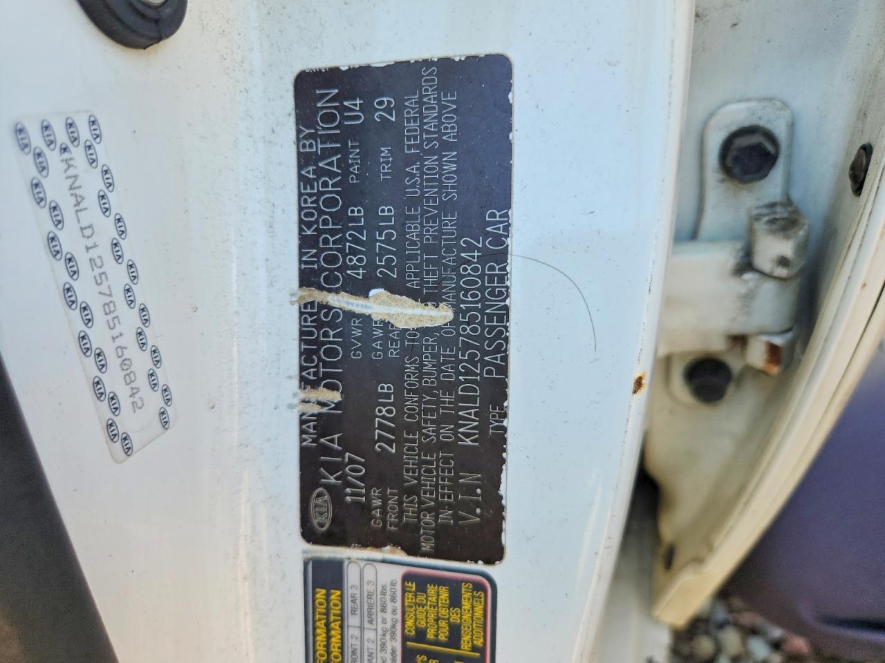 2008 Kia Amanti Base White vin: KNALD125785160842