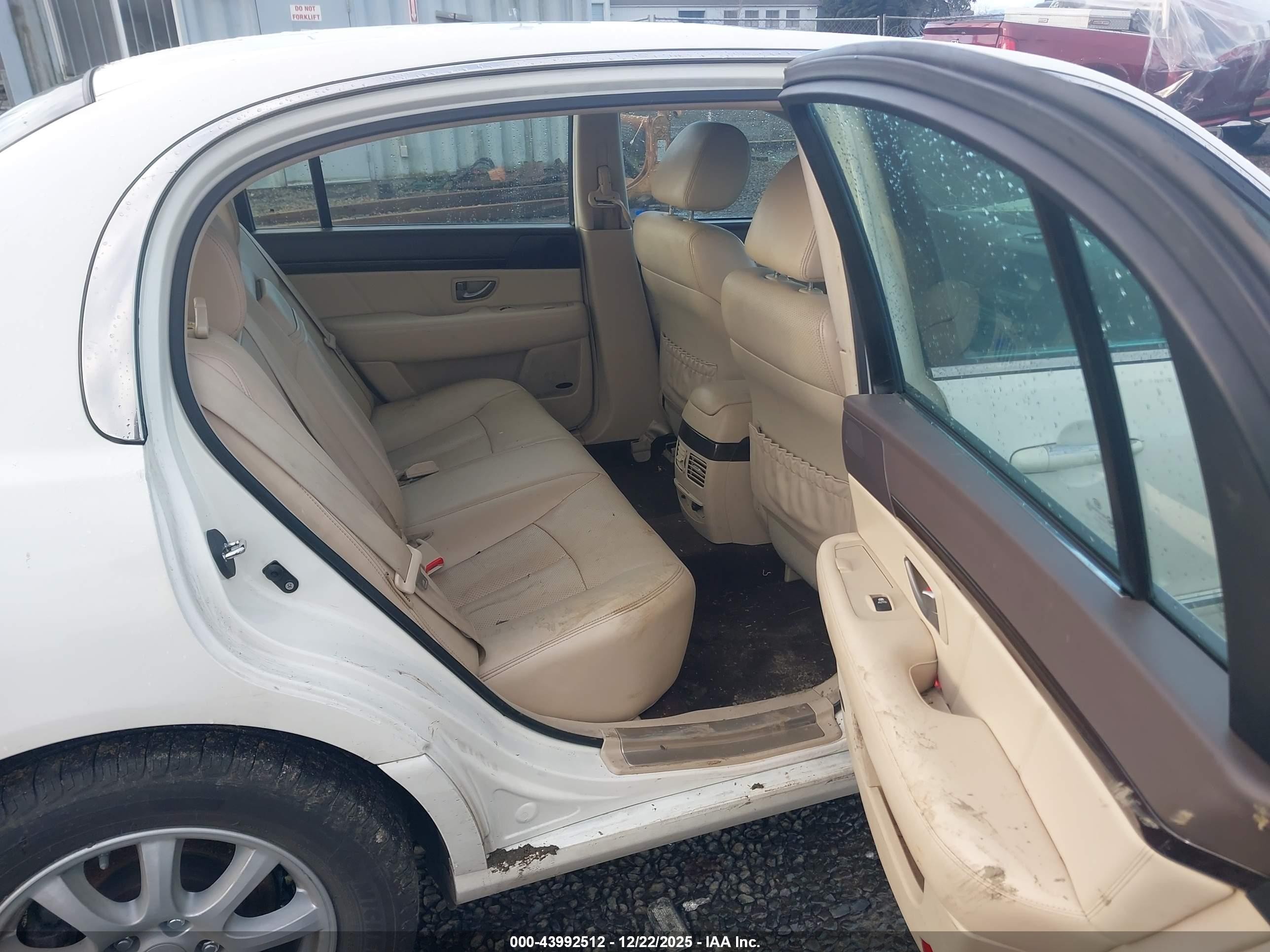 2008 Kia Amanti   White vin: KNALD125X85163590