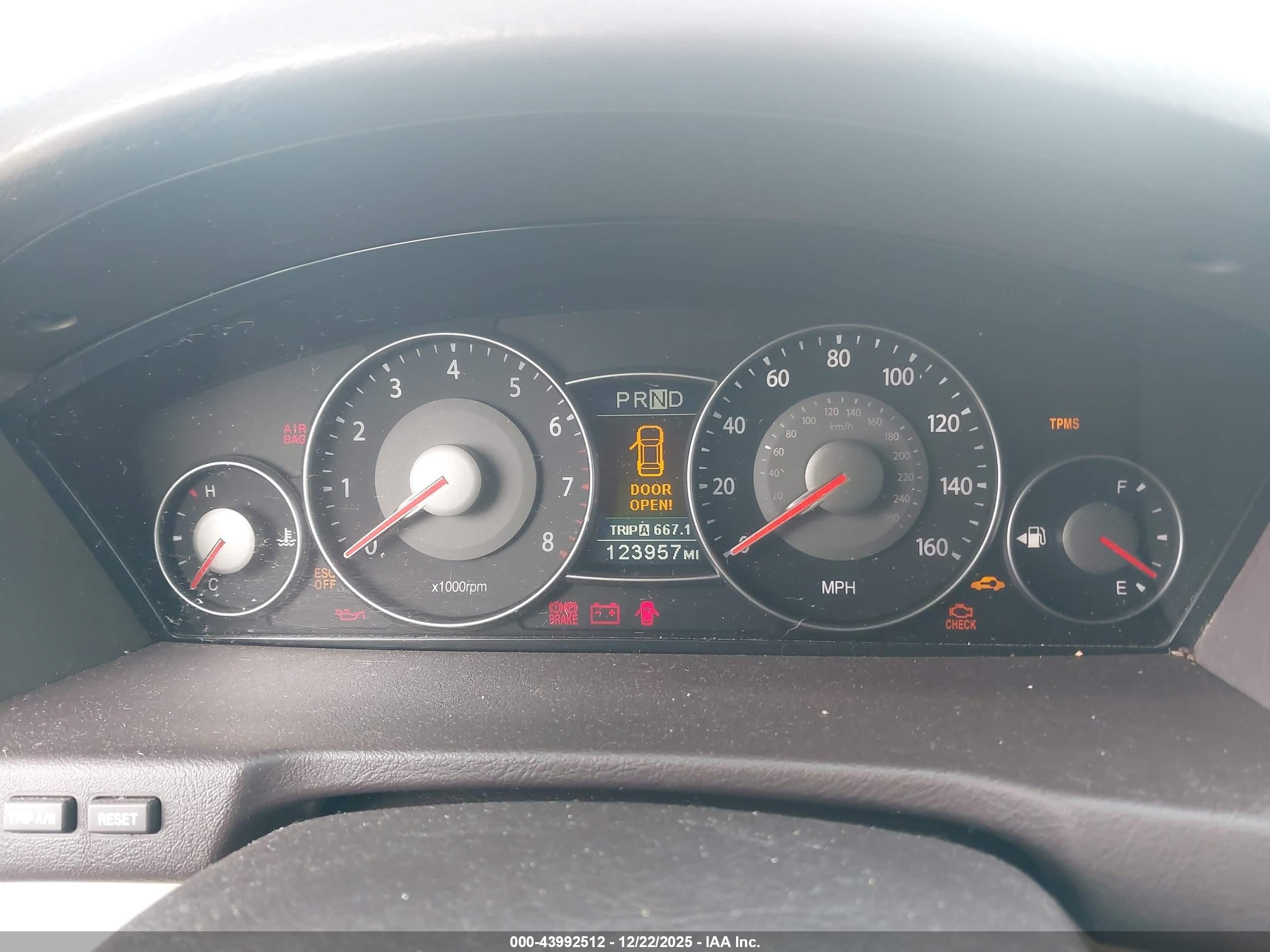 2008 Kia Amanti   White vin: KNALD125X85163590