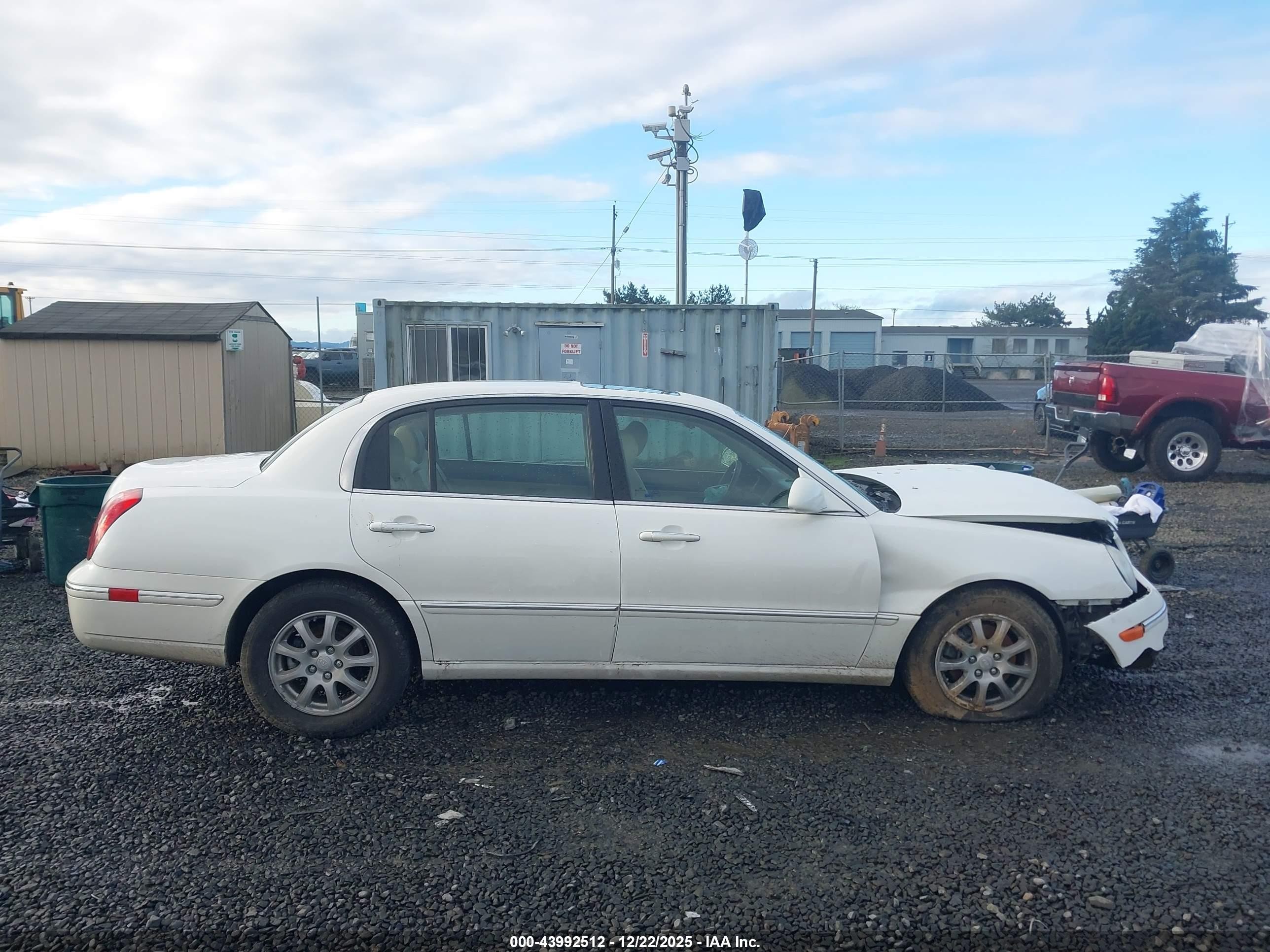 2008 Kia Amanti   White vin: KNALD125X85163590