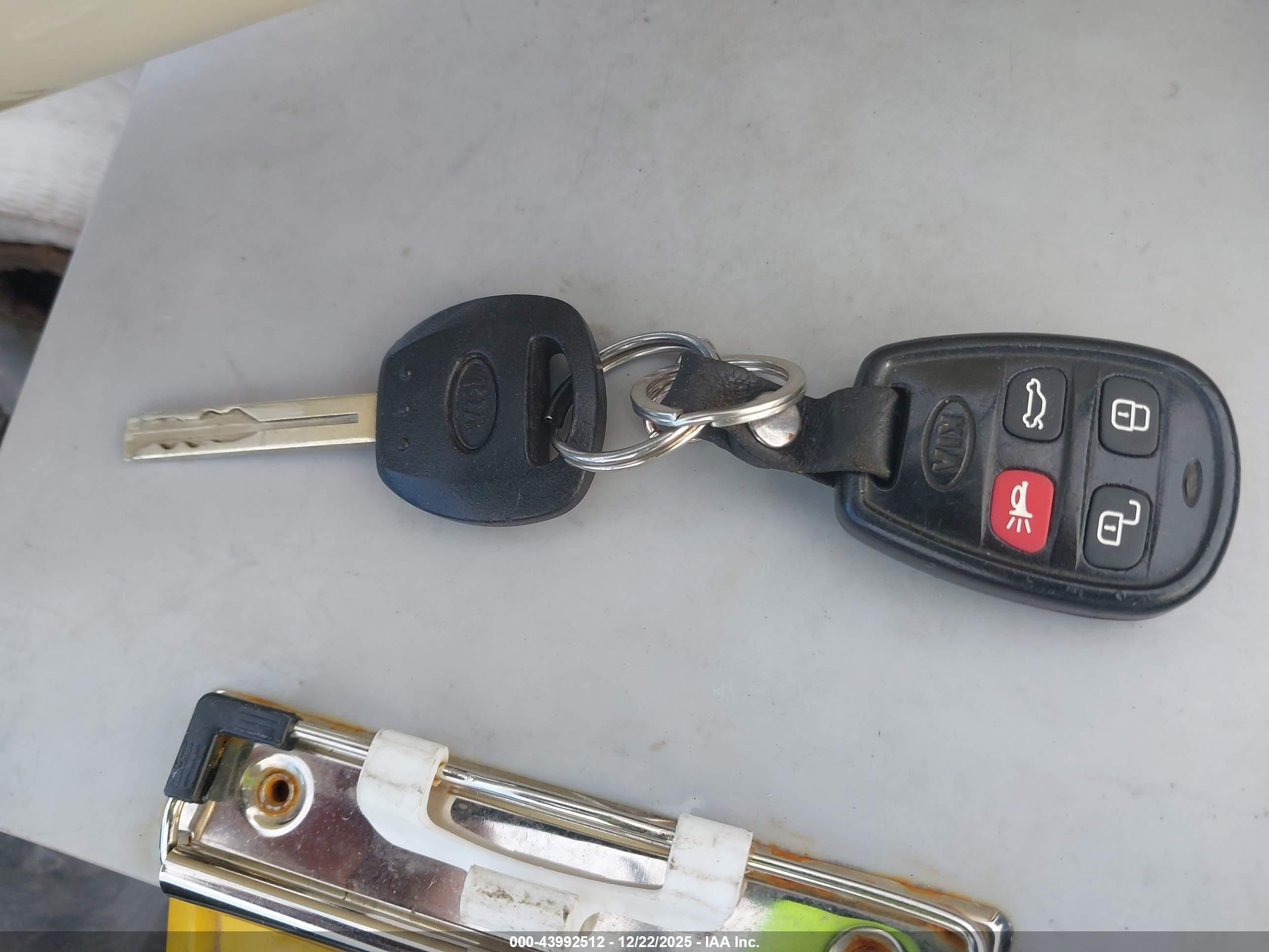 2008 Kia Amanti   White vin: KNALD125X85163590