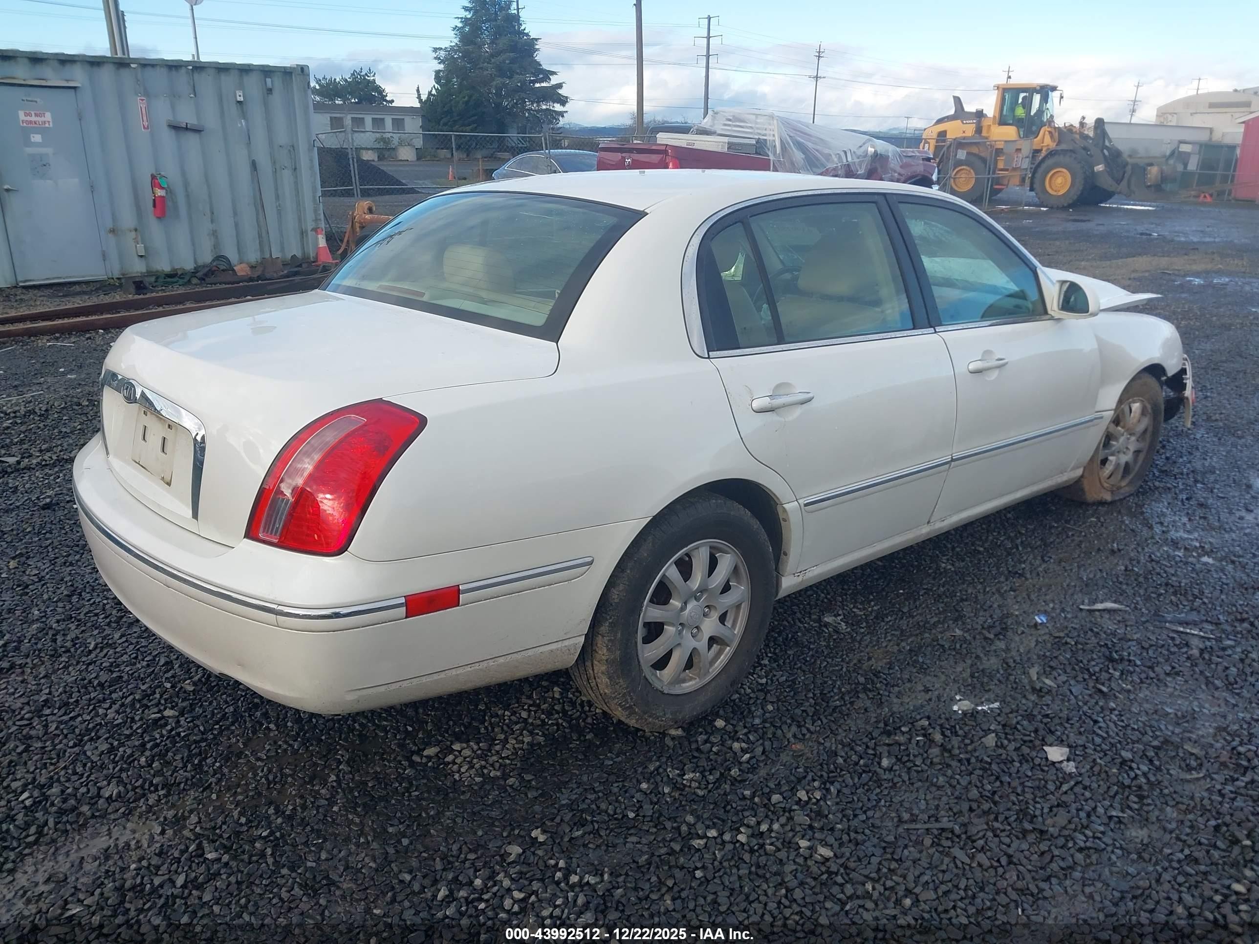 2008 Kia Amanti   White vin: KNALD125X85163590