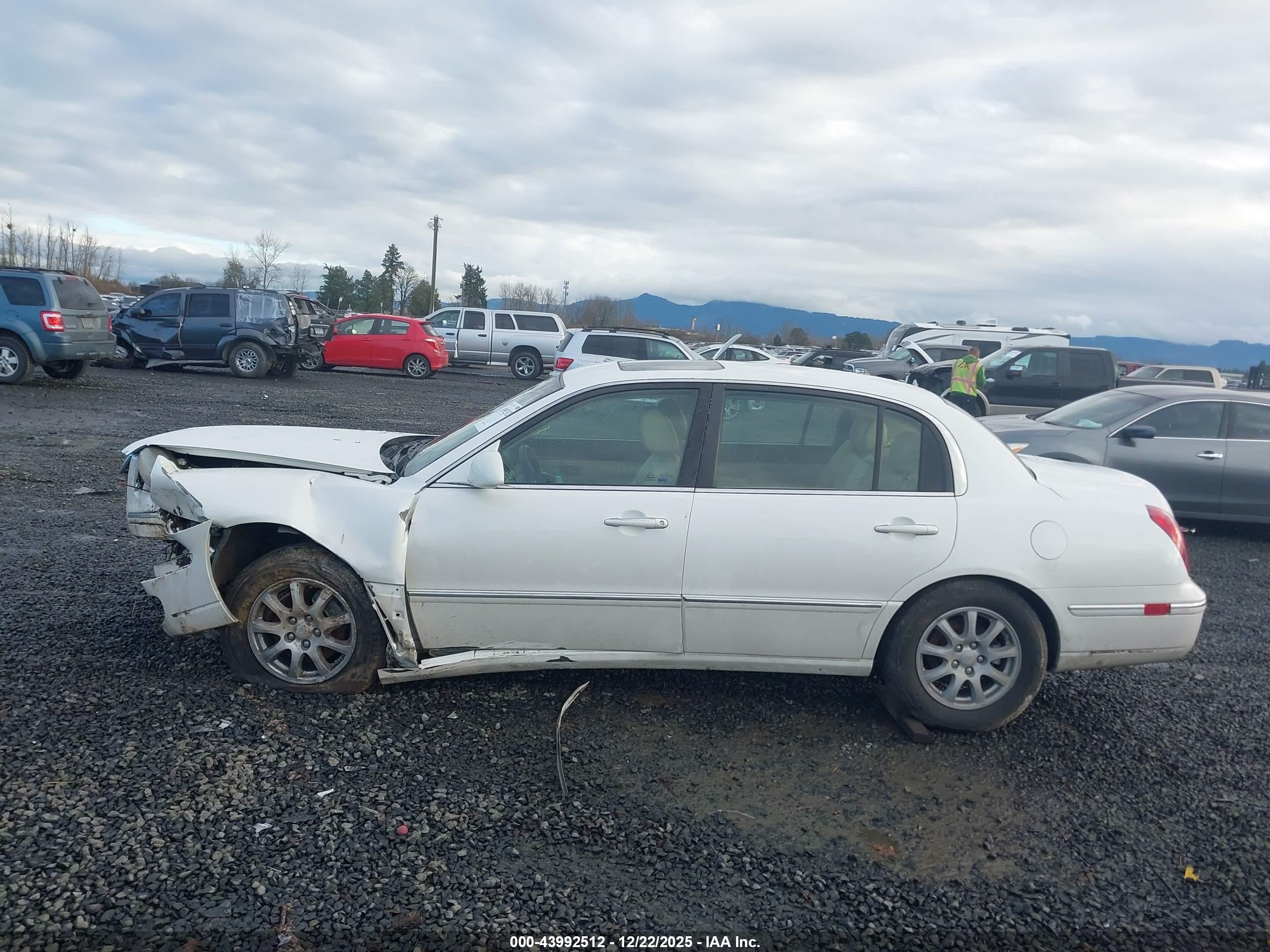 2008 Kia Amanti   White vin: KNALD125X85163590