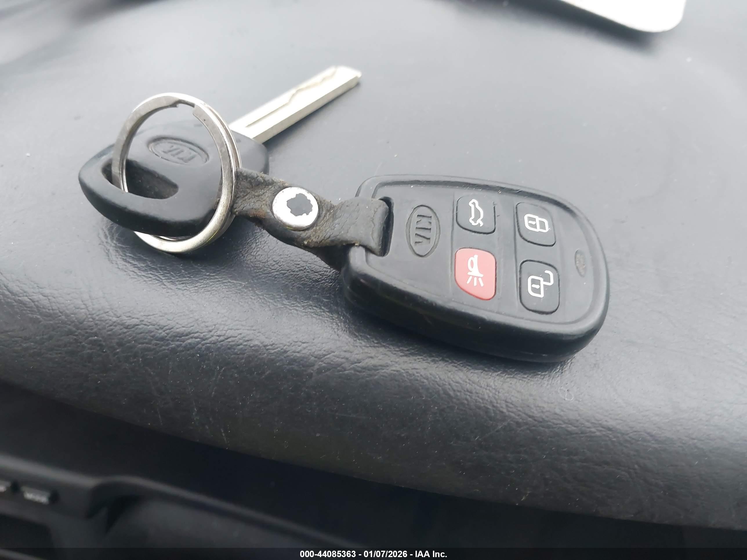 2009 Kia Amanti   Silver vin: KNALD225195174131