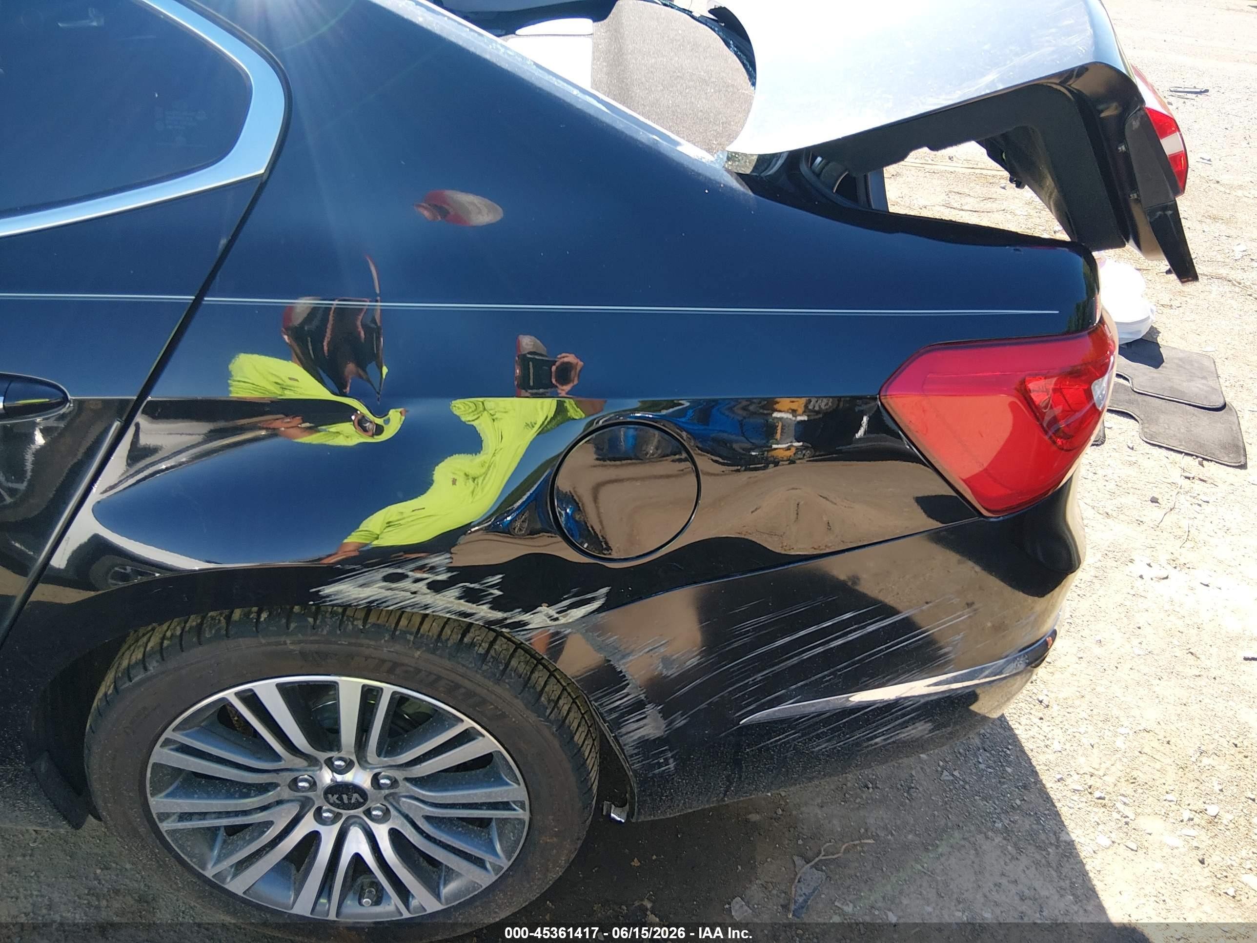 2015 Kia Cadenza Premium Black vin: KNALN4D72F5190938