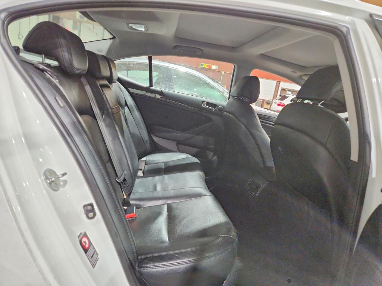 2015 Kia Cadenza Premium White vin: KNALN4D73F5168785