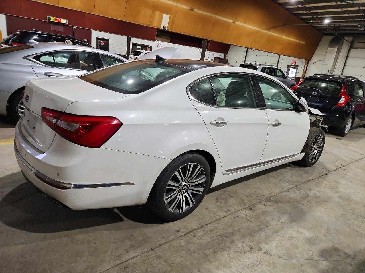 2015 Kia Cadenza Premium White vin: KNALN4D73F5168785