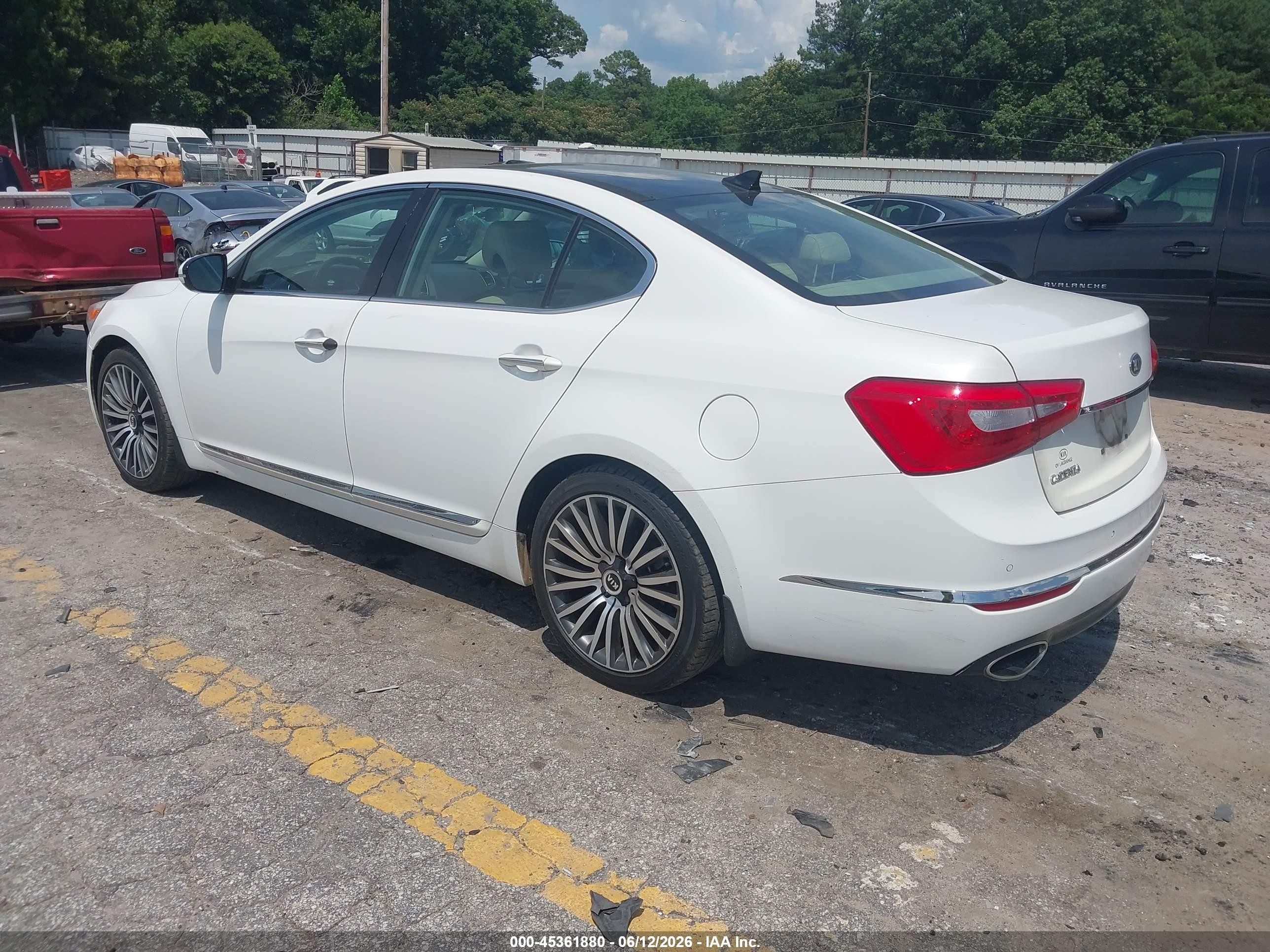 2015 Kia Cadenza Premium Белый vin: KNALN4D73F5174442