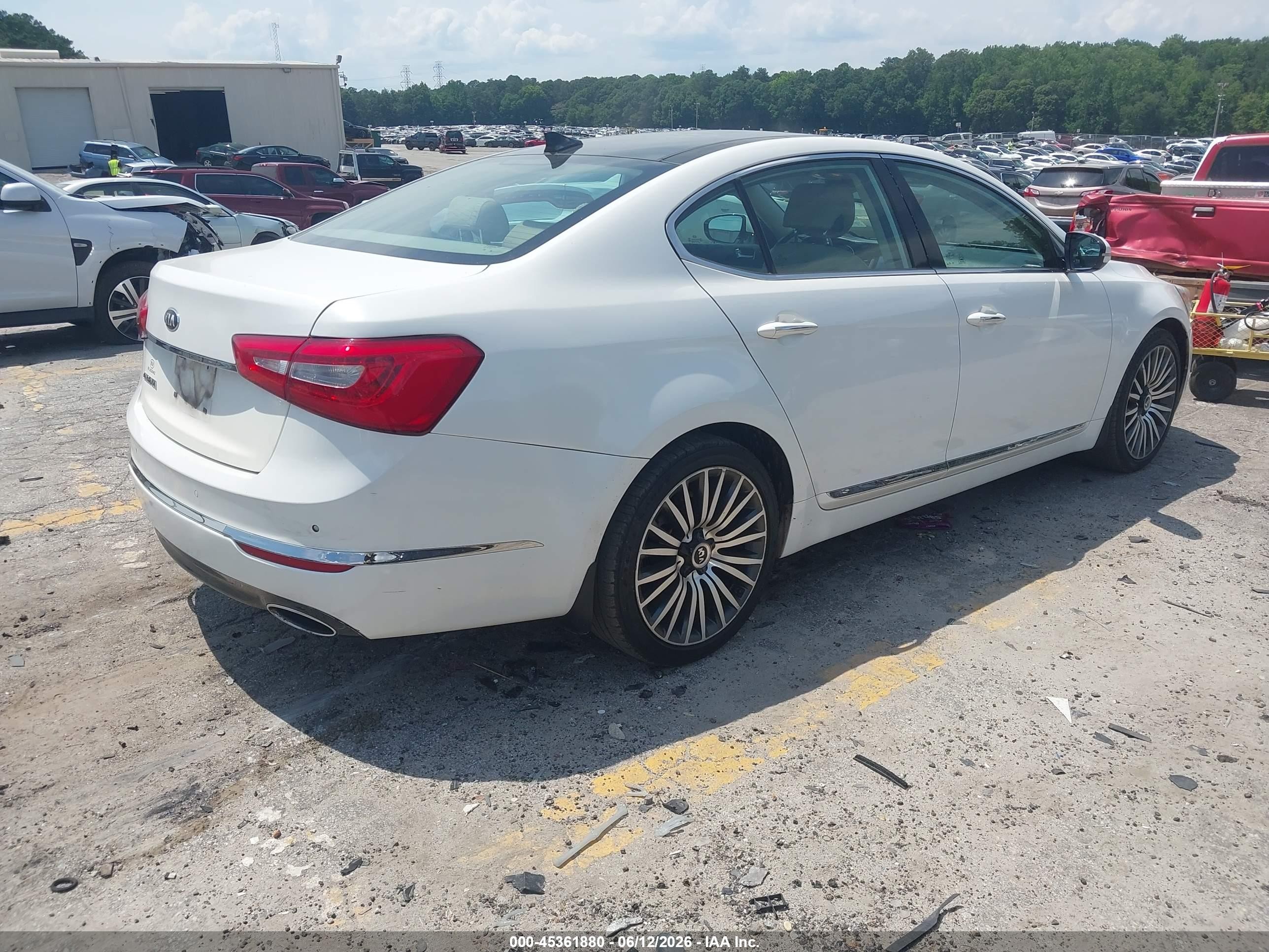 2015 Kia Cadenza Premium Белый vin: KNALN4D73F5174442