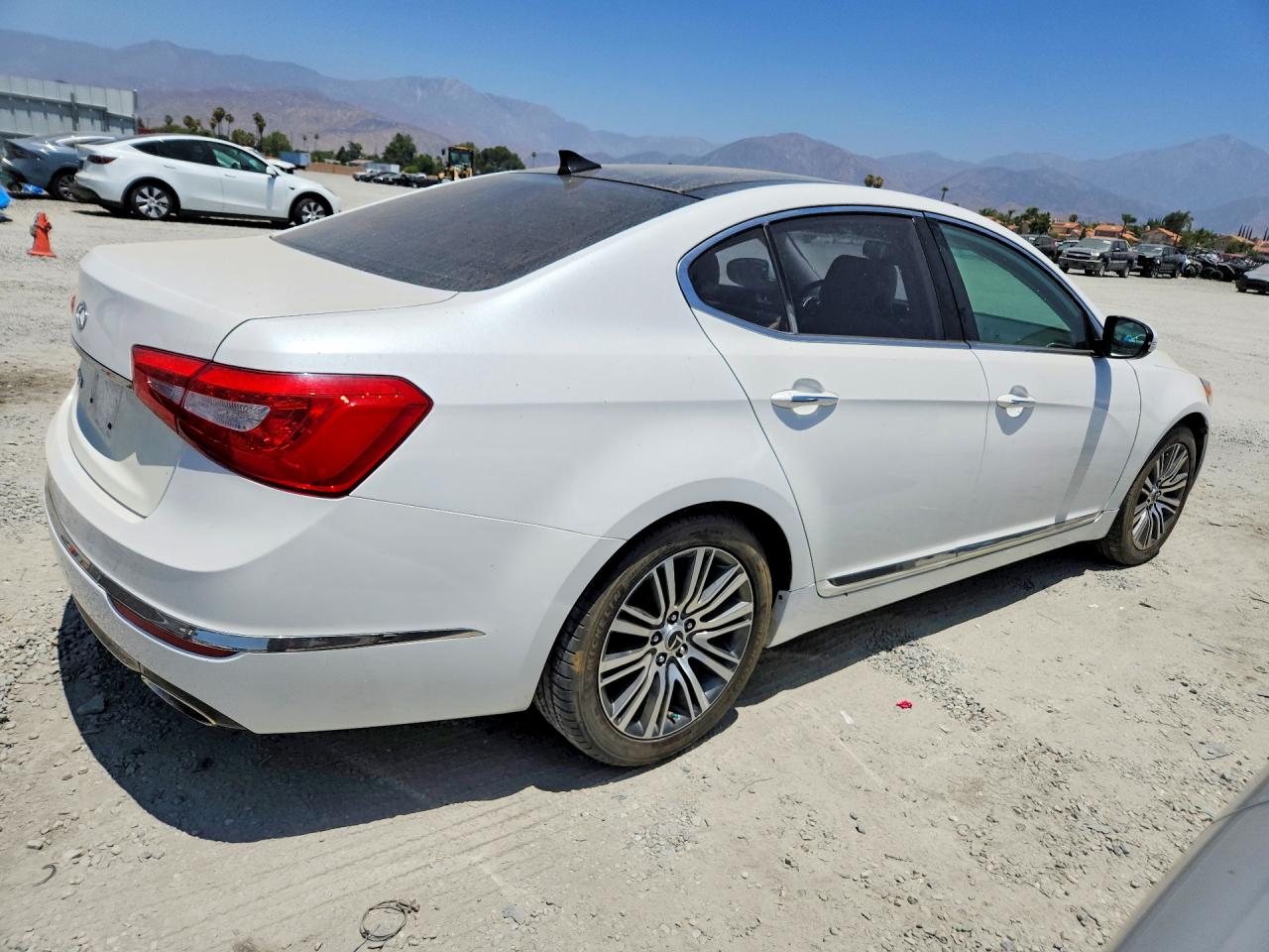2015 Kia Cadenza Premium White vin: KNALN4D74F5174434