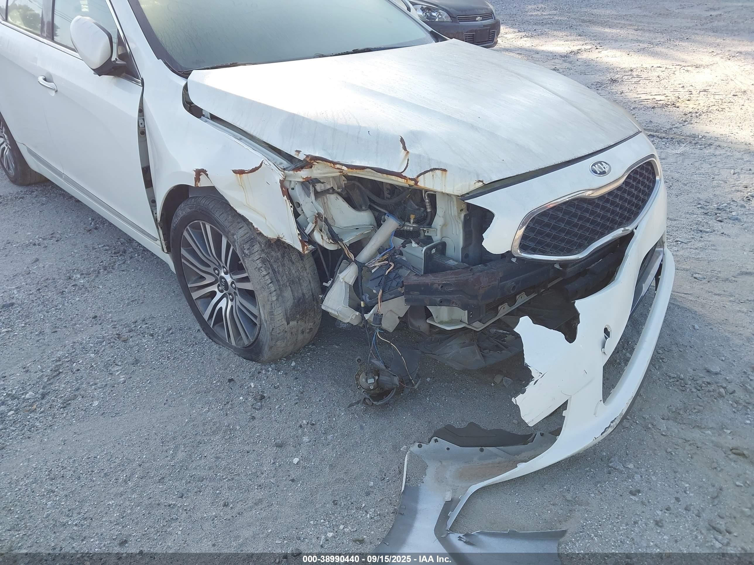 2014 Kia Cadenza Premium White vin: KNALN4D75E5140579