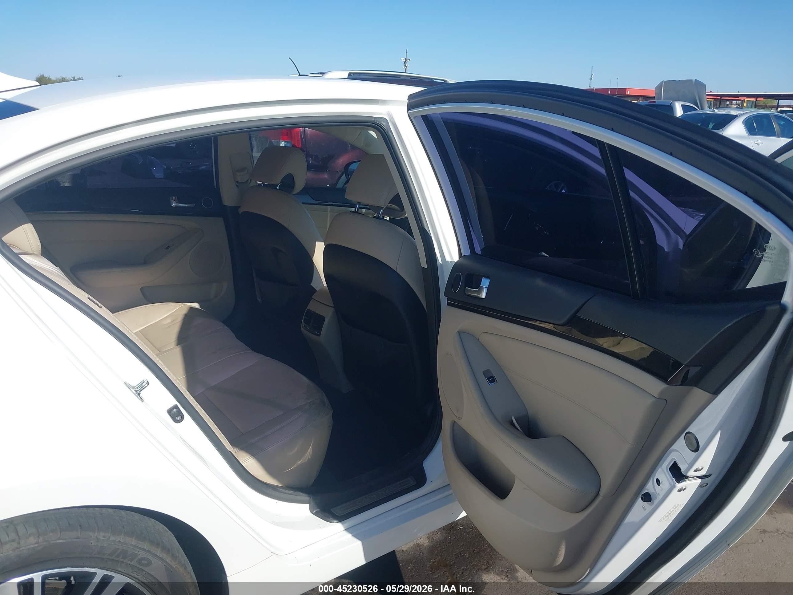 2014 Kia Cadenza Premium White vin: KNALN4D75E5152781