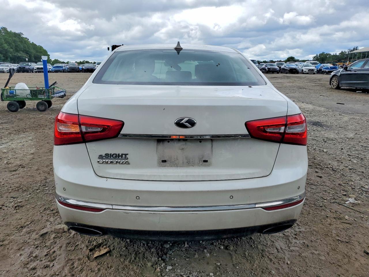 2015 Kia Cadenza Premium White vin: KNALN4D76F5168358