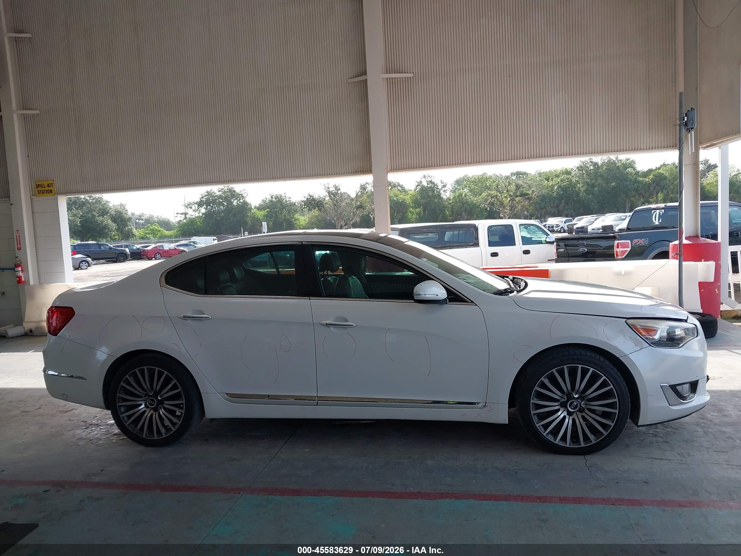2015 Kia Cadenza Premium White vin: KNALN4D78F5171388