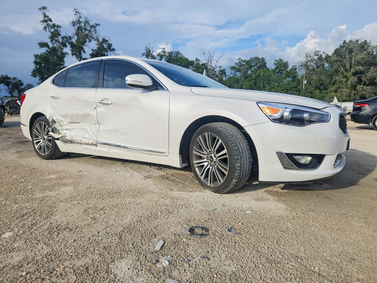 2015 Kia Cadenza Premium Белый vin: KNALN4D78F5181094