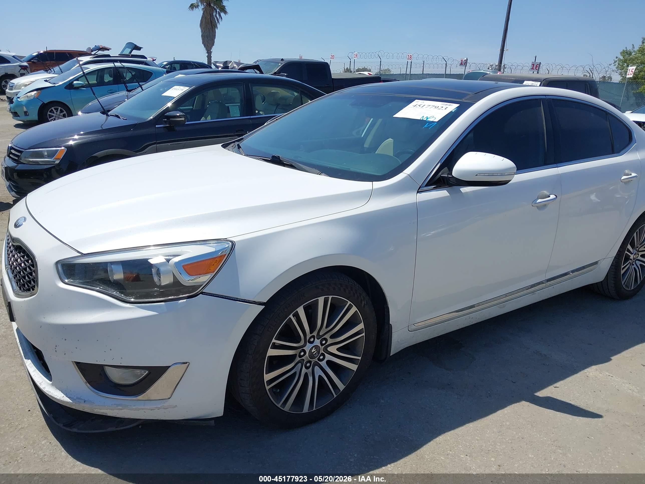 2014 Kia Cadenza Premium White vin: KNALN4D79E5126412