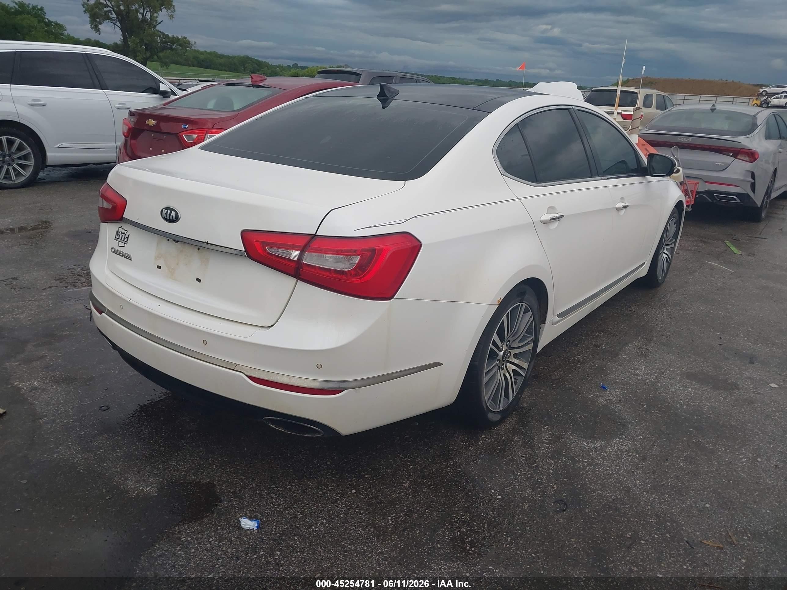 2014 Kia Cadenza Premium White vin: KNALN4D7XE5135099