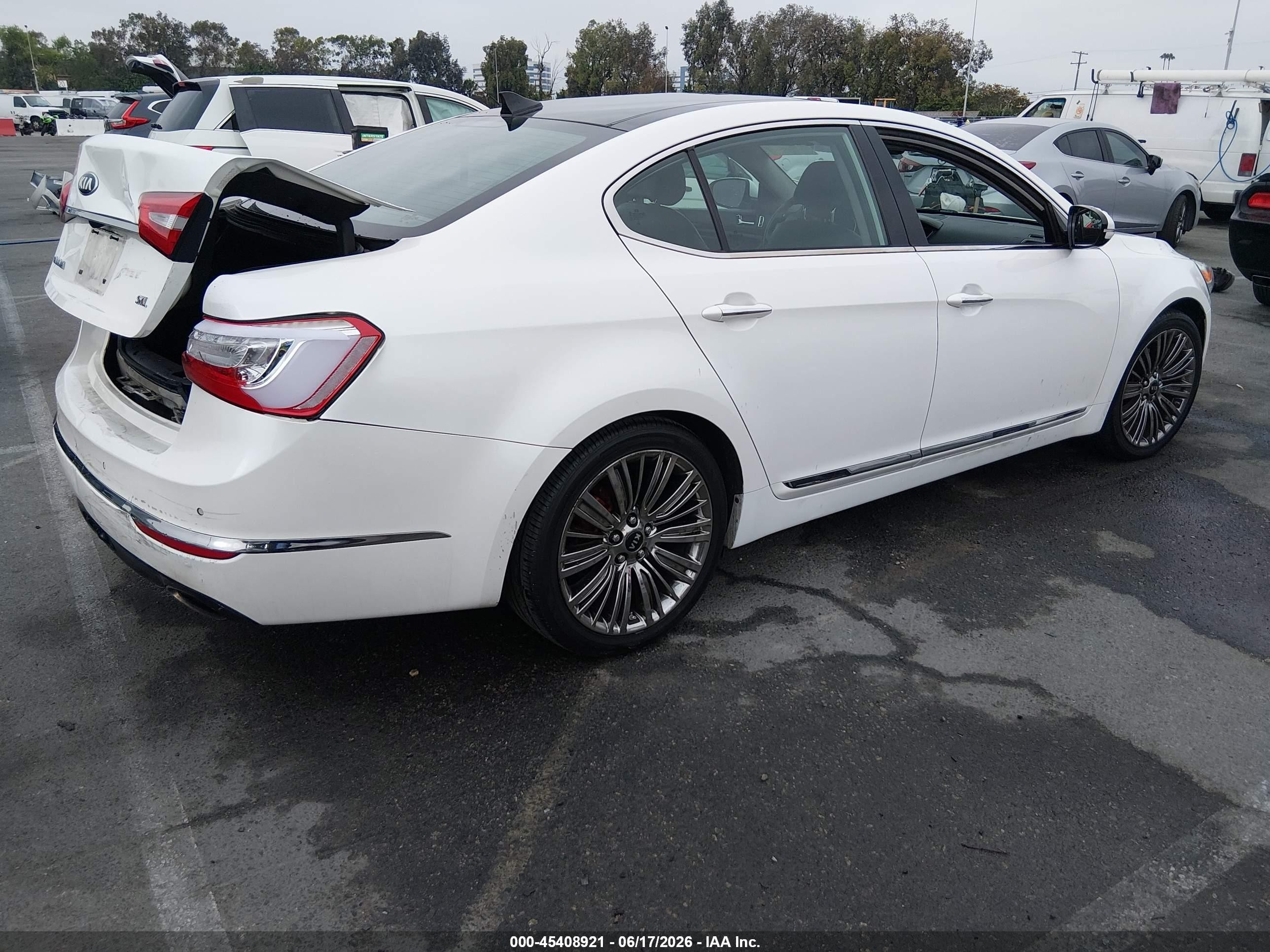 2014 Kia Cadenza Limited White vin: KNALN4D7XE5164571