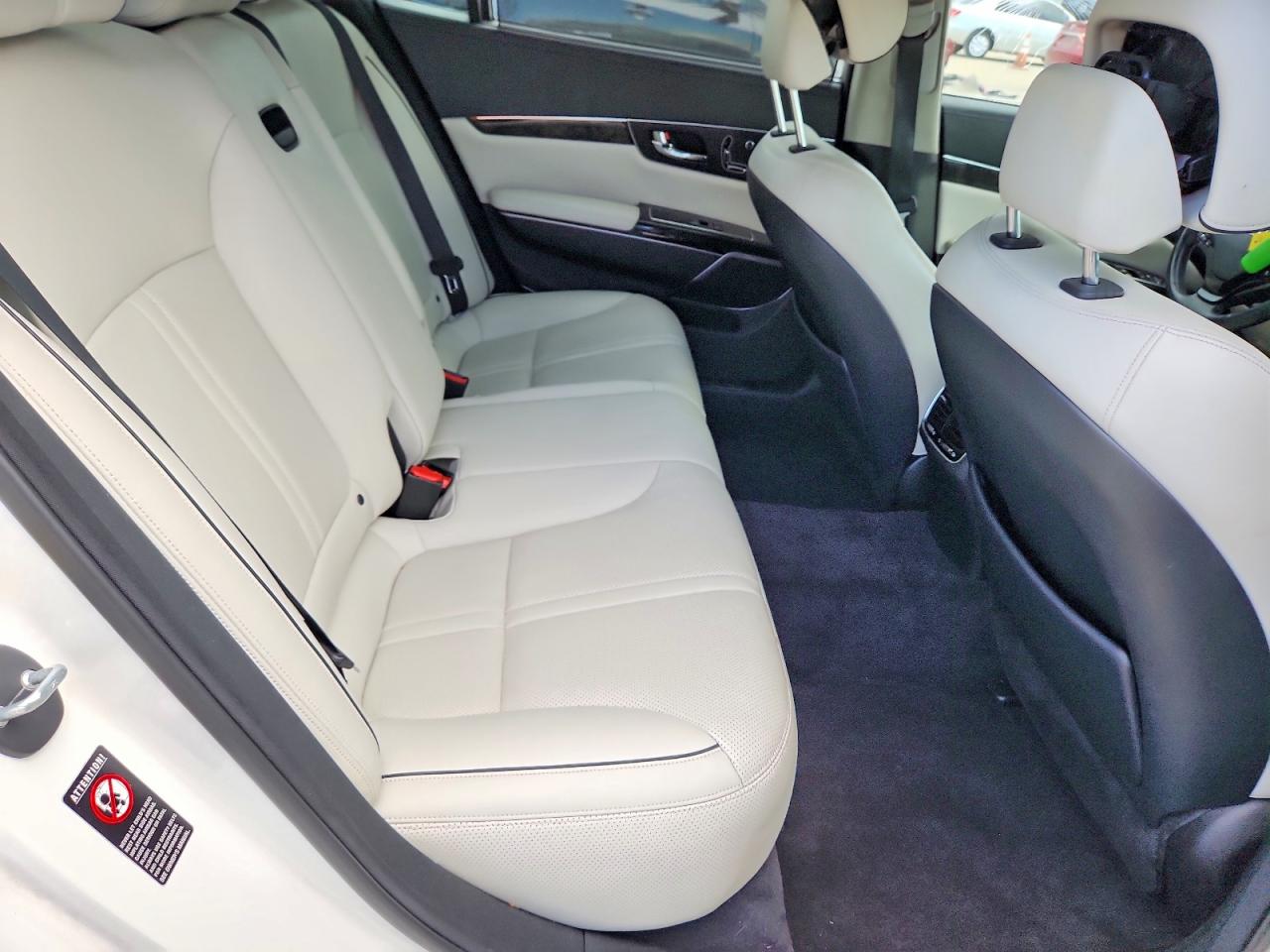 2015 Kia K900 Luxury White vin: KNALW4D41F6017487